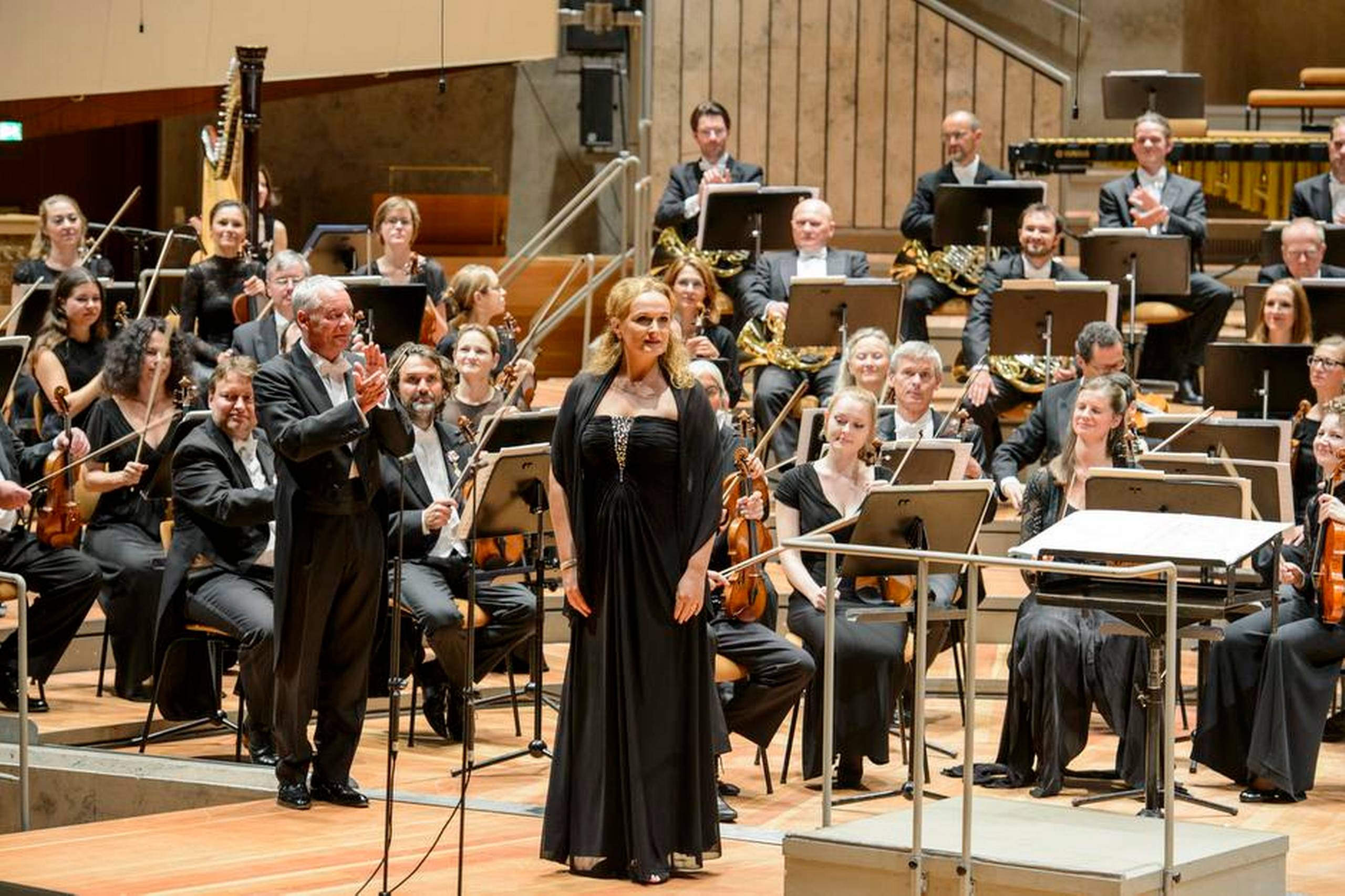 Det Kongelige Kapel med chef dirigent Michael Boder i front og mezzosopran Magdalena Anna Hofmann gæsteopførte Carl Nielsens ”Symfoni nr. 5” i Berliner Philharmonie. Foto: Piero Chiussi