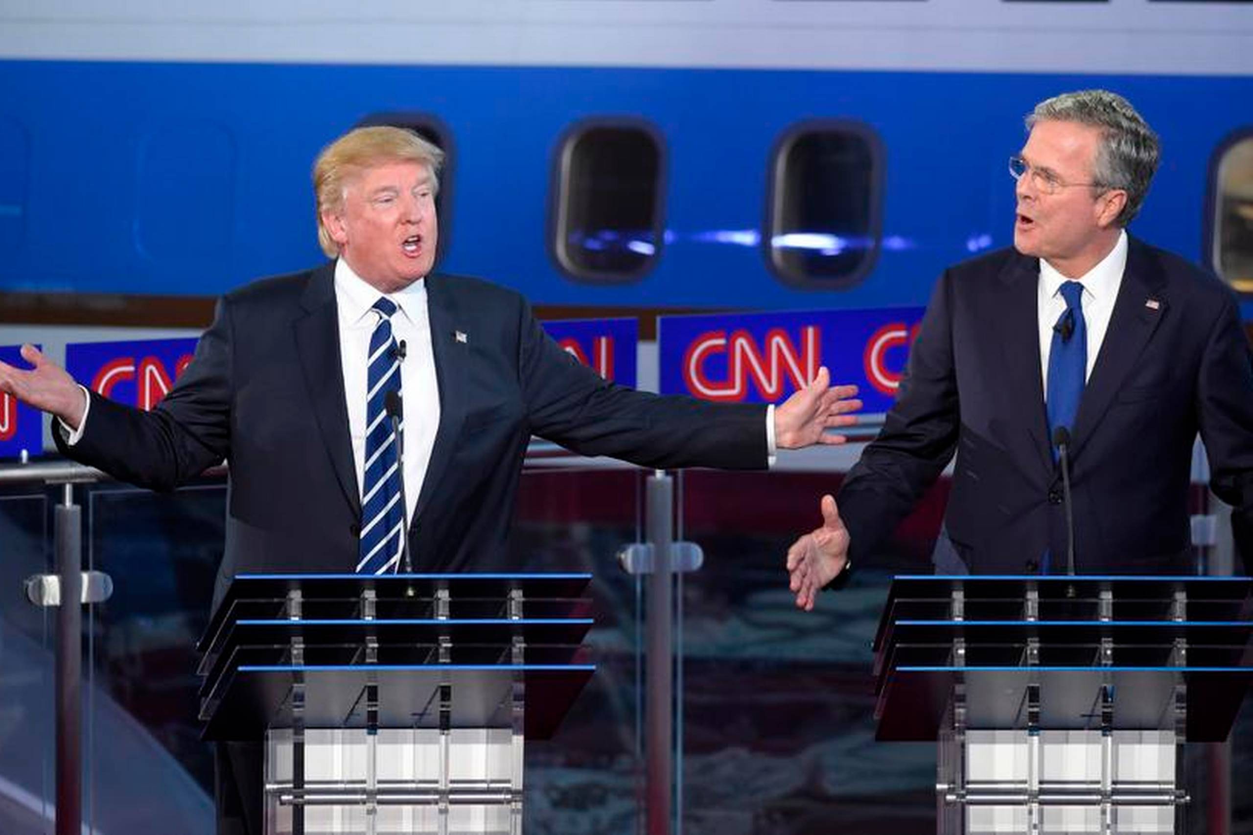 Med sarkasme i stemmen roste Donald Trump (t.v.) Jeb Bush for at være mere energisk end normalt, og han provokerede med held Bush til at tale om sin storebror, George W. Bush. Foto: Mark J. Terrill/AP