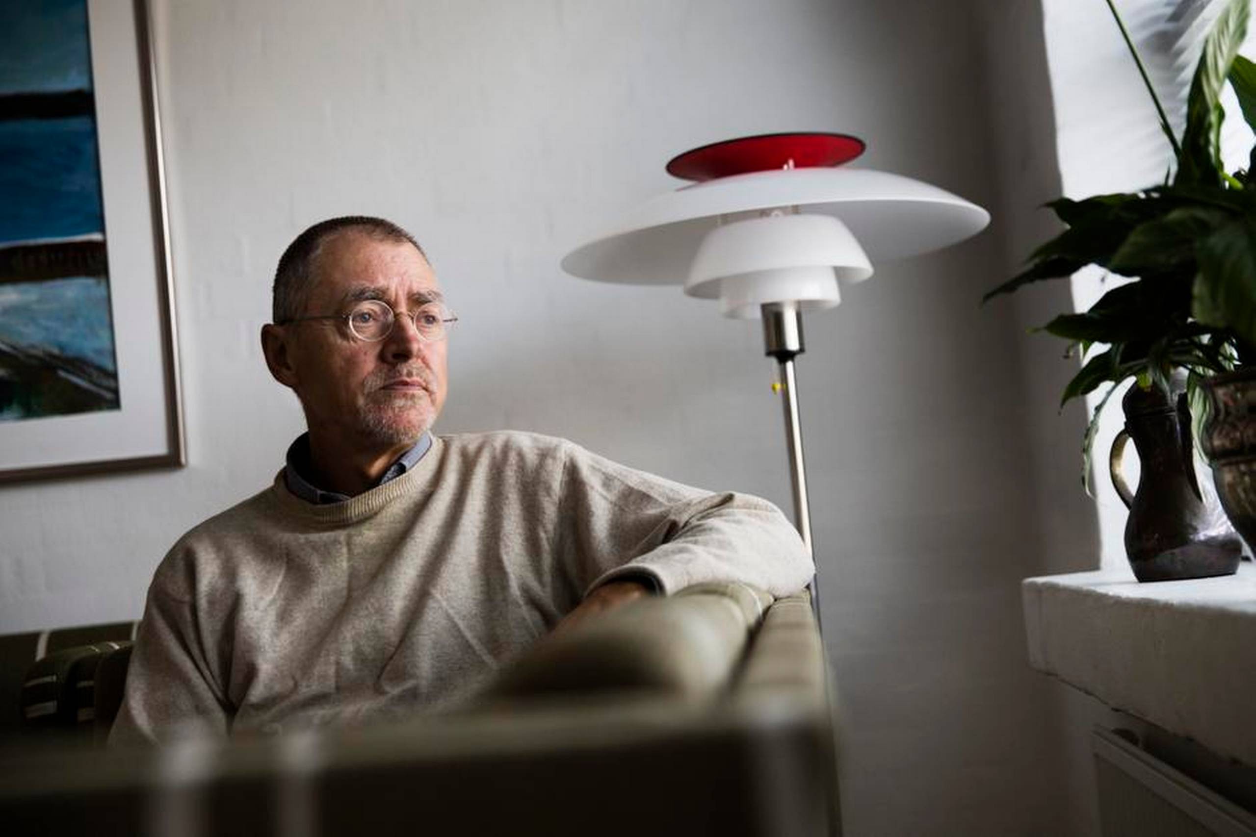 Forfatteren Bent Haller bryder sig ikke om at blive fotograferet og nægter at se ind i kameraet. Foto: Gregers Tycho