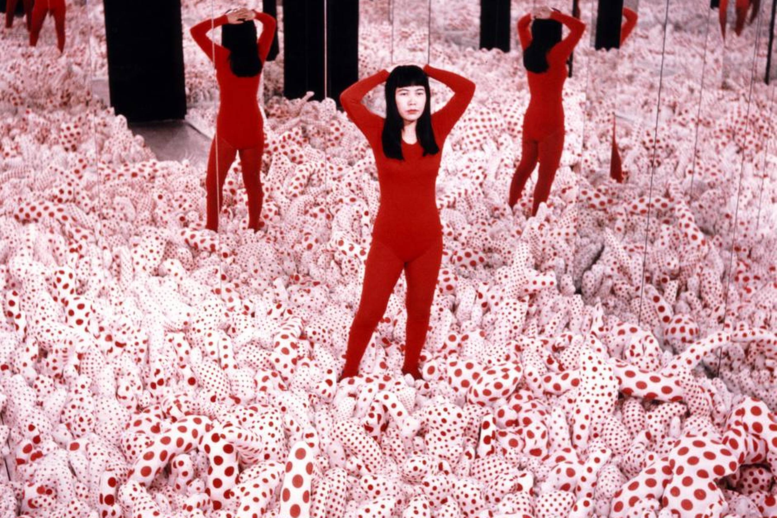 Spejle, polkaprikker, stofpenisser og Yayoi Kusama som en erotisk modergudinde: ”Kusama in Infinity Mirror Room – Phalli’s Field”.
Installationsfoto fra udstillingen Floor Show på Castellane Gallery, New York i 1965. Foto: Kusama Studio