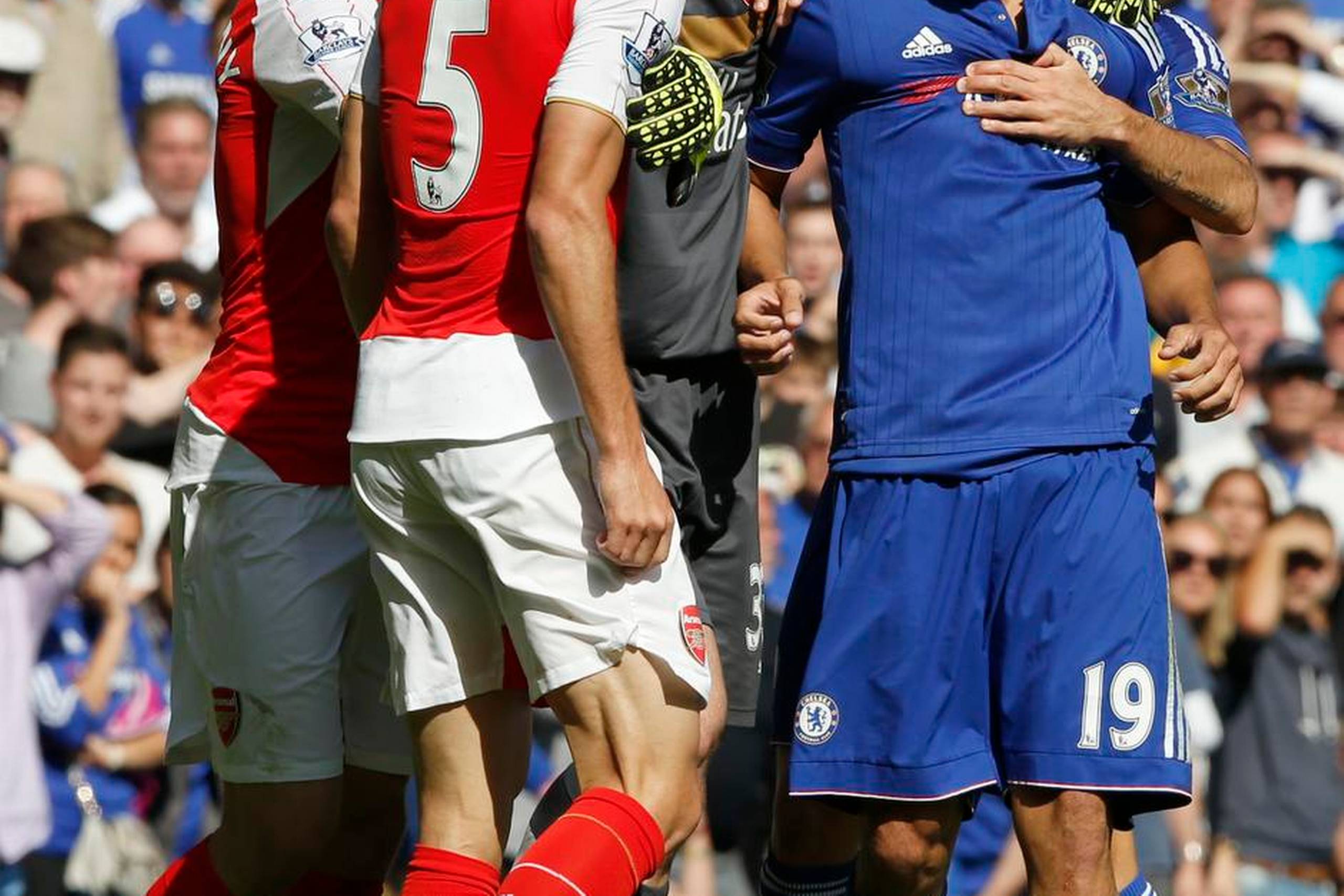 Diego Costa, th, måtte holdes tilbage efter en infight med Arsenals Gabriel i lørdags. Gabriel blev vist ud, men måske skulle Costa have set rødt i stedet. Foto: Alastair Grant/AP