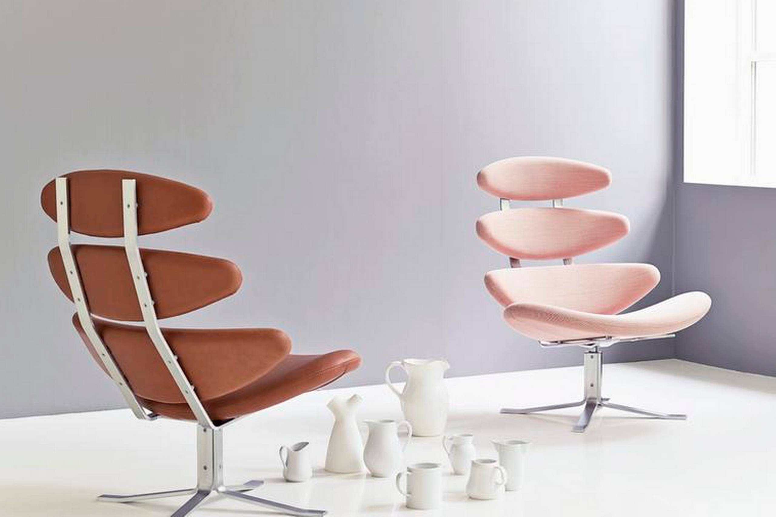 I anledning af Corona-stolens 50 års jubilæum har Erik Jørgensen lanceret en særudgave i naturlæder, der er nummereret og signeret, samt en stofudgave. Pris hhv. 39.500 kr. og 22.500 kr. Foto: PR