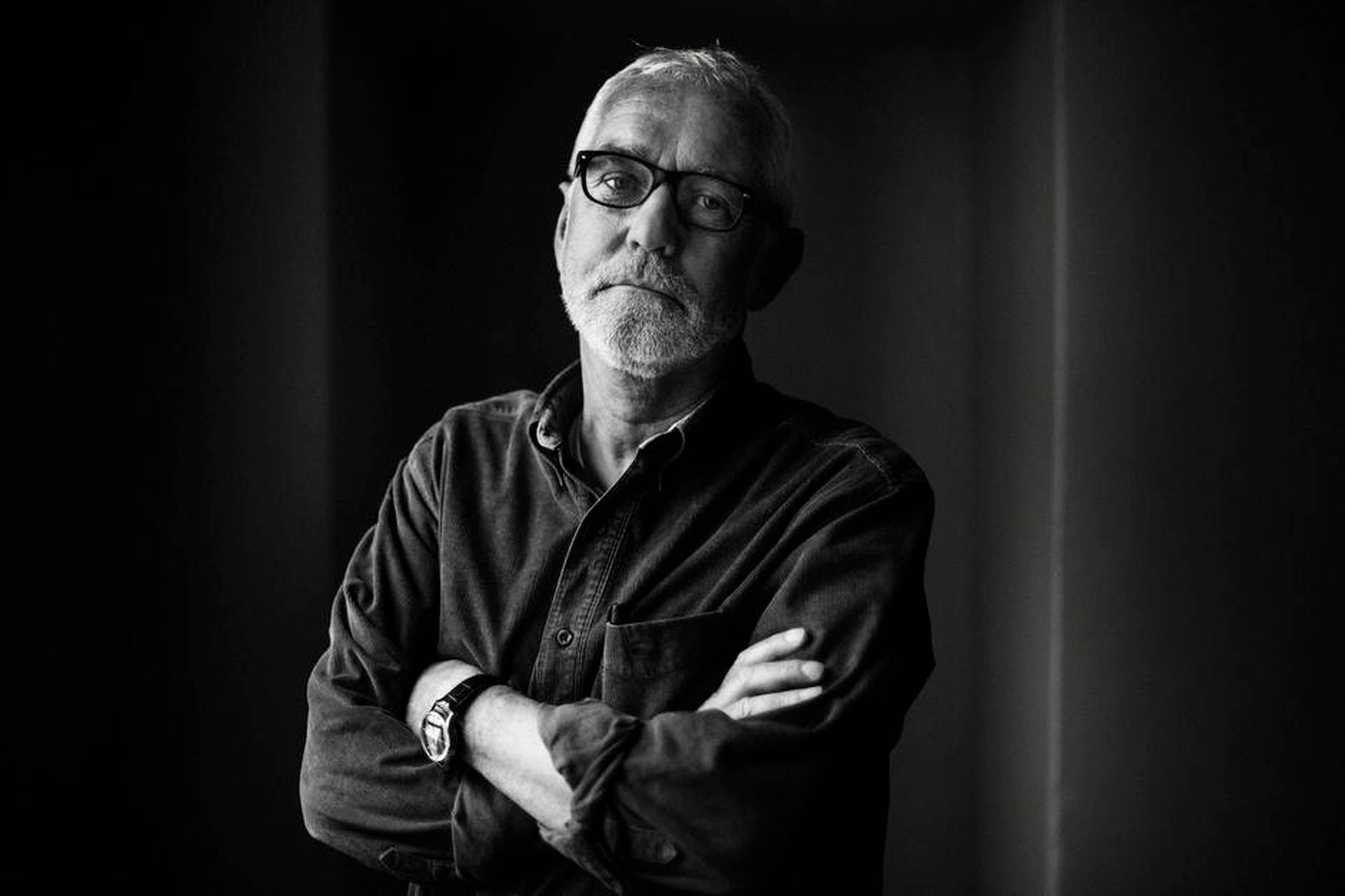 Lars Refn tegnede selv en indvandrerdreng iført en fodboldtrøje, hvor drengen skriver med arabisk skrift på en skoletavle: »Jyllands-Postens redaktion er nogle højre orienterede provokatører.« Foto: Anders Rye Skjold Jensen