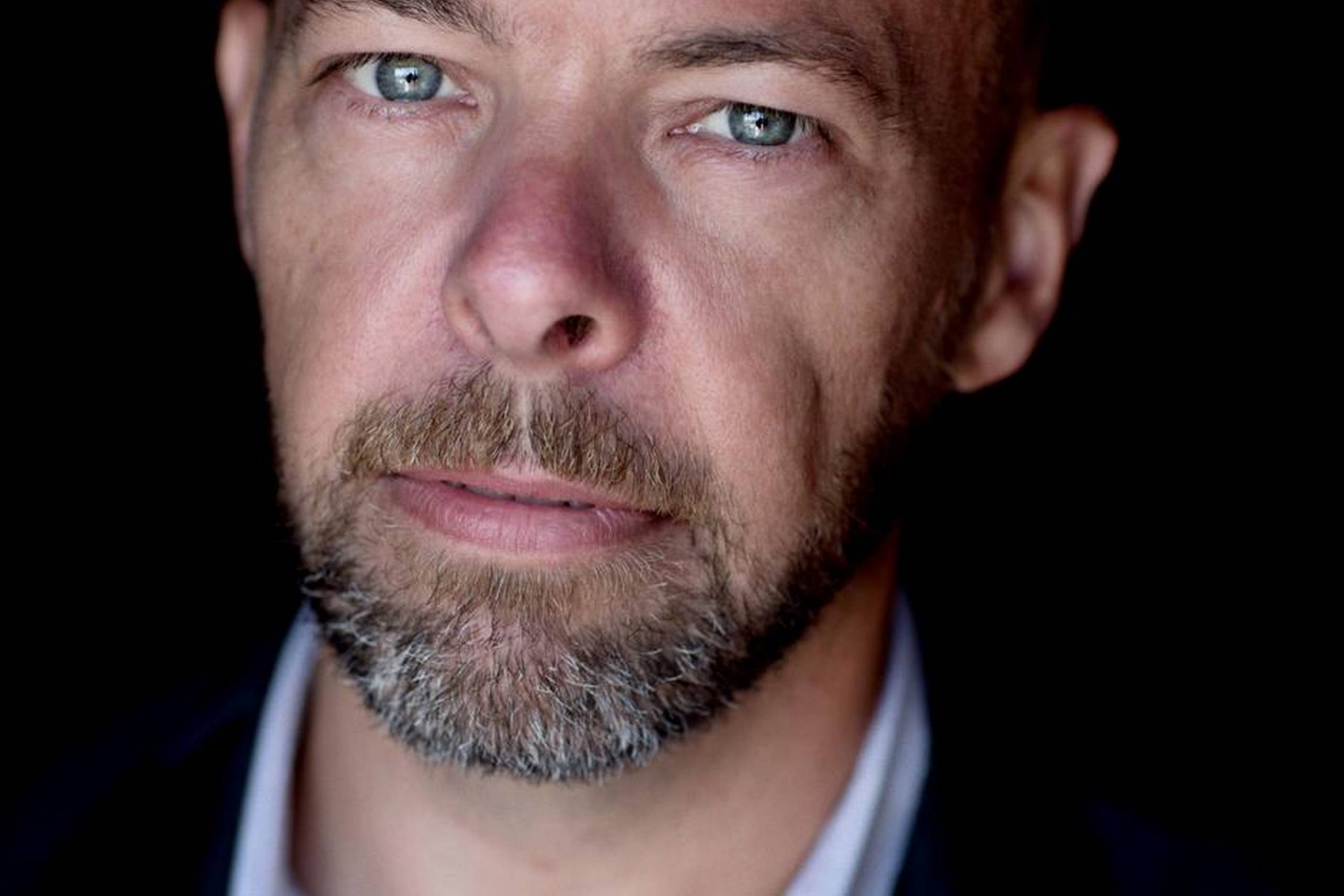 Niels Lyngsø har udforsket lyrikkens muligheder i et stort og varieret forfatterskab, og han er kendt for sit store arbejde med Marcel Proust. Men han er bedre som prosaist. ”Min ukendte bror” er overrumplende. Foto: Lars Krabbe