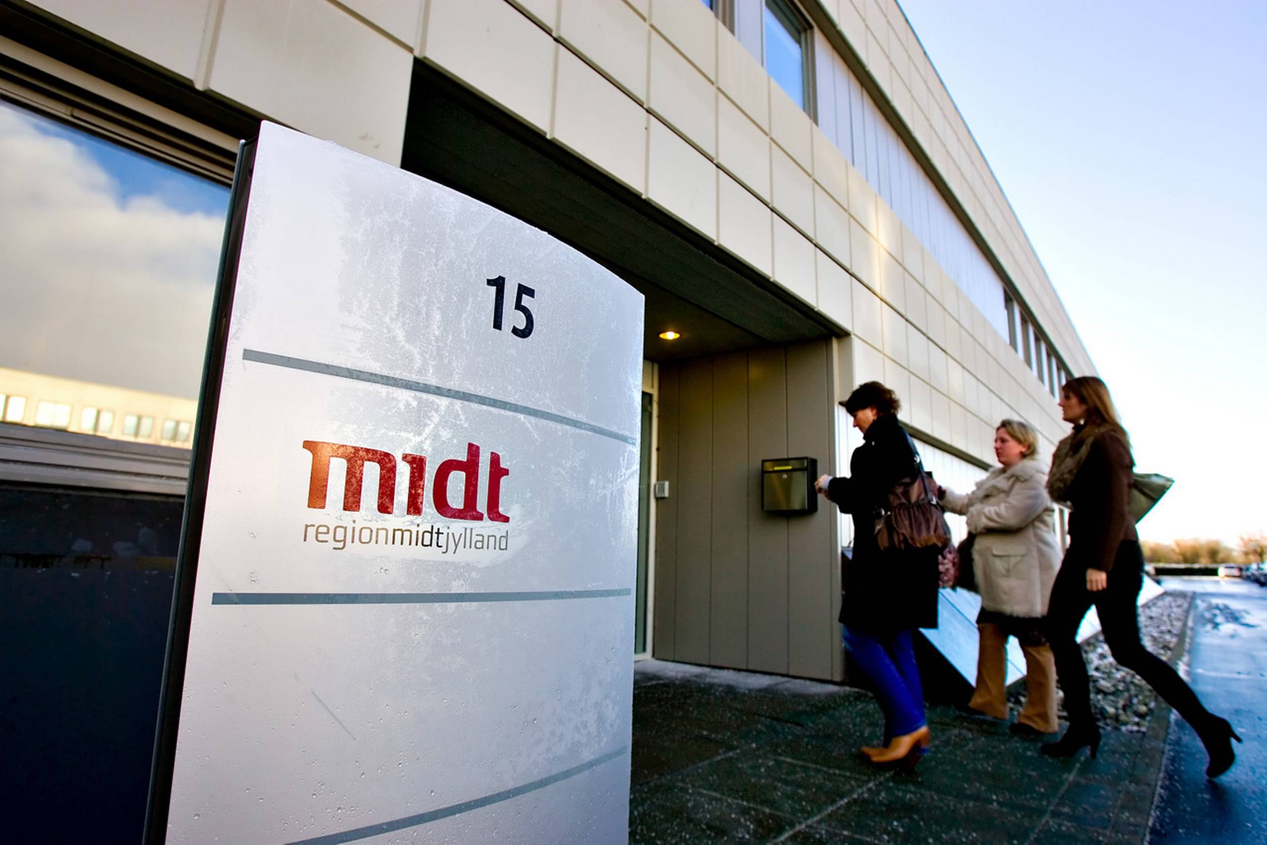 De sprængte medicinbudgetter får ikke konsekvens for patienter eller medarbejdere i Region Midtjylland, da regionen allerede har taget højde for udviklingen i medicinforbruget i den sparerunde, som blev sat i gang i sommeren 2014, oplyser formanden for hospitalsudvalget i Region Midtjylland, Anders Kühnau (S).