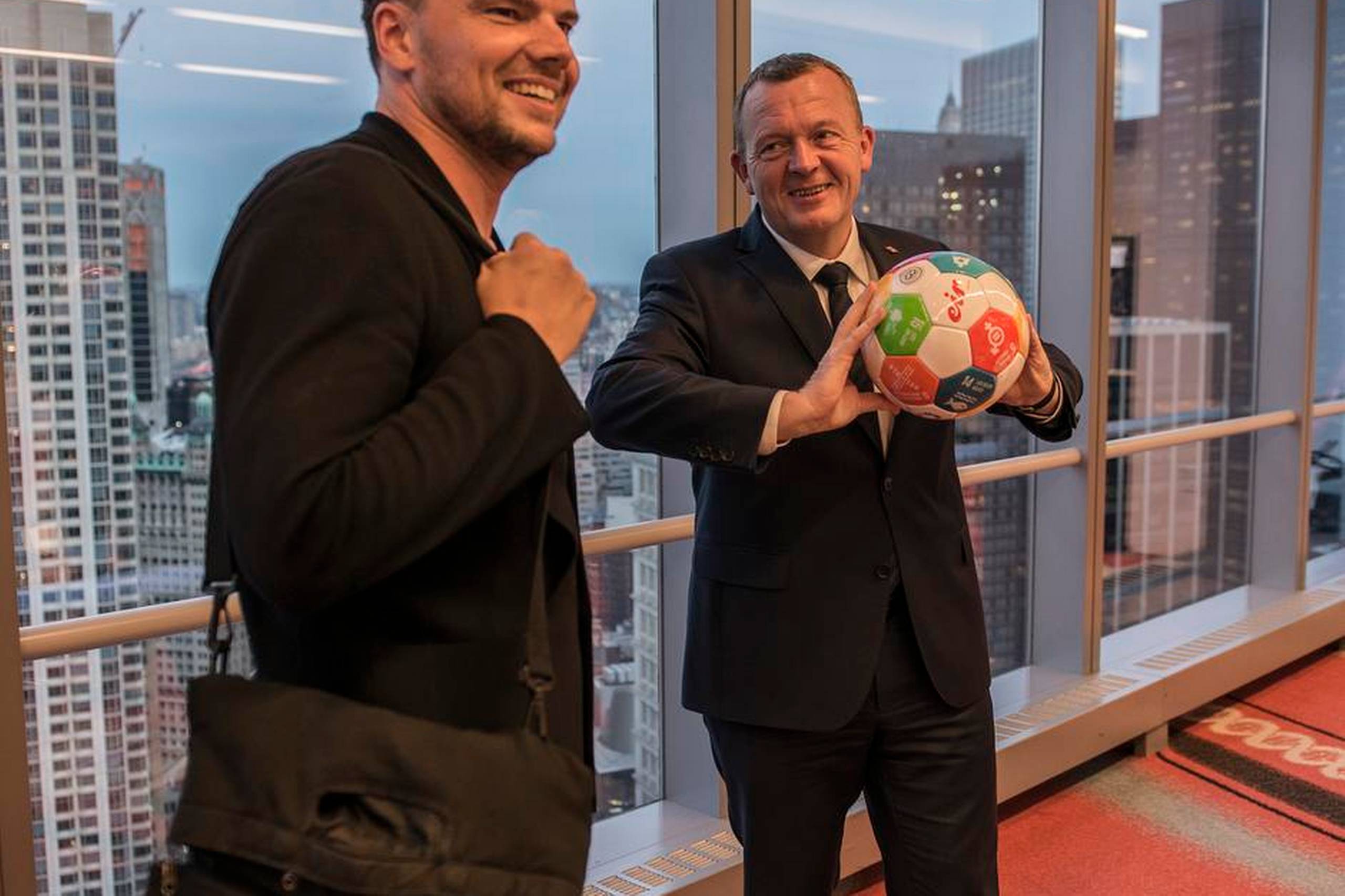 Arkitekten Bjarke Ingels og statsminister Lars Løkke Rasmussen med en bold repræsenterende de 17 FN-mål for en bæredygtig verden under konferencen på 40. sal i World Trade Center. Bolden bruges i udviklingsprojekter rundt i verden for at give piger adgang til sundhed og sport. Foto: Anne Hollande