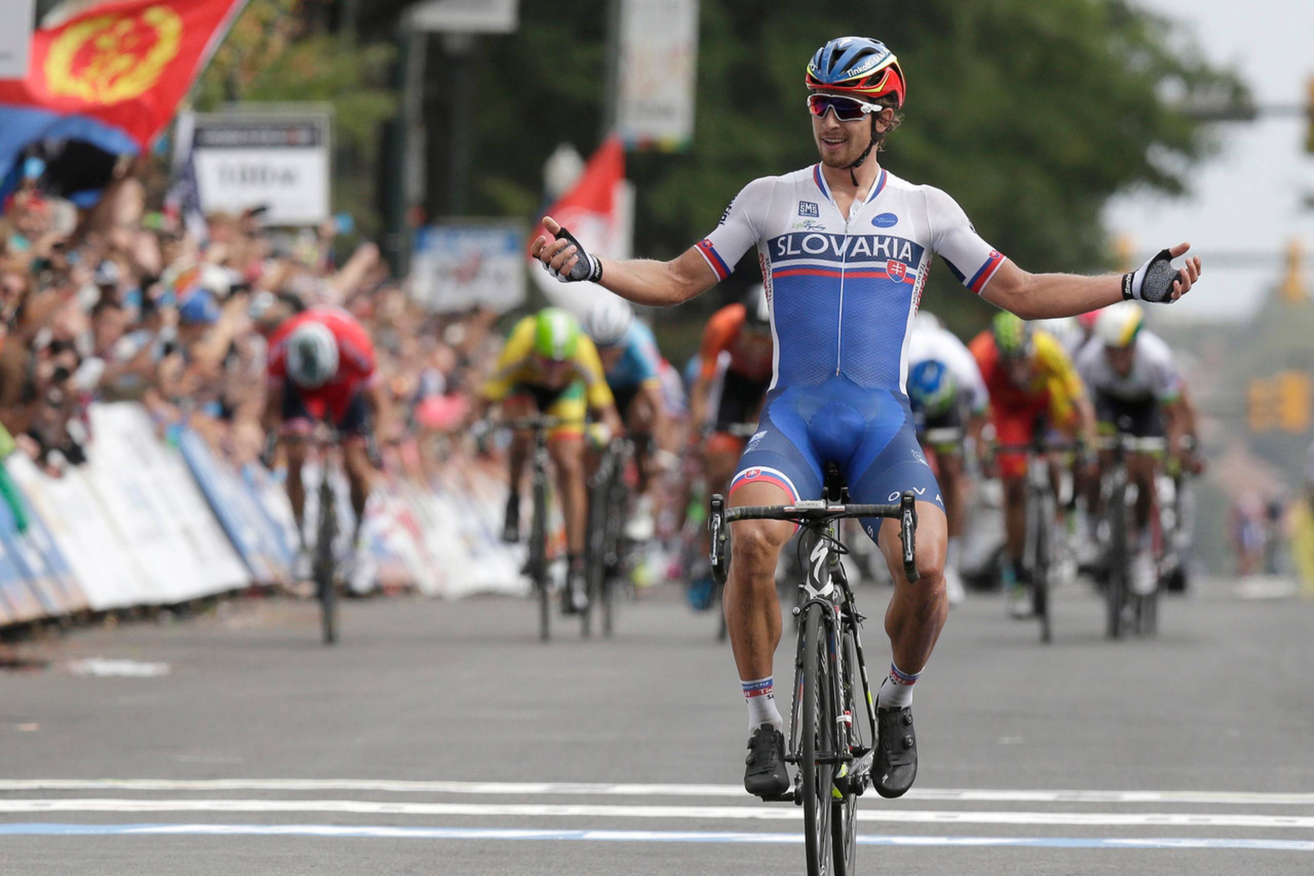 Tinkoff-Saxos slovakiske rytter Peter Sagan blev søndag ny verdensmester i landevejscykling, og det bekommer holdejer Oleg Tinkov vel. 