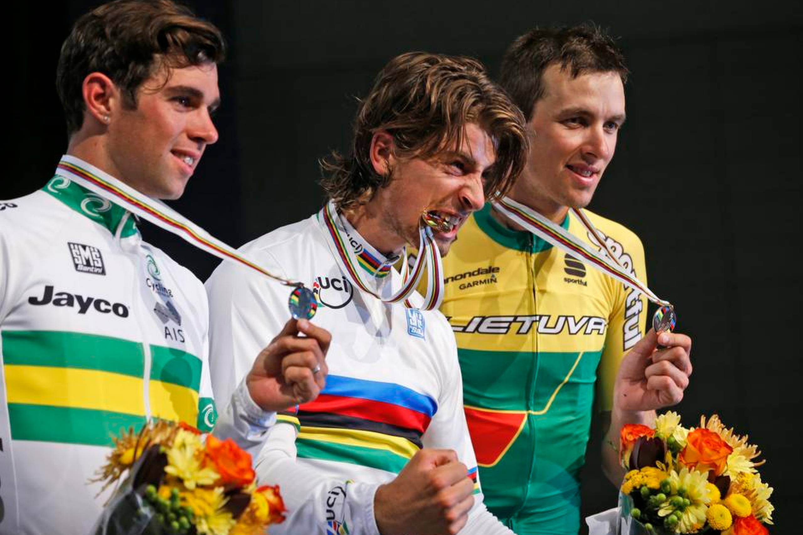 Peter Sagan på podiet i regn bue-trikoten mellem sølvvinderen Michael Matthew, Australien (t.v.) og litaueren Ramunas Navar dauskas, der vandt bronze. Foto: Steve Helber/AP