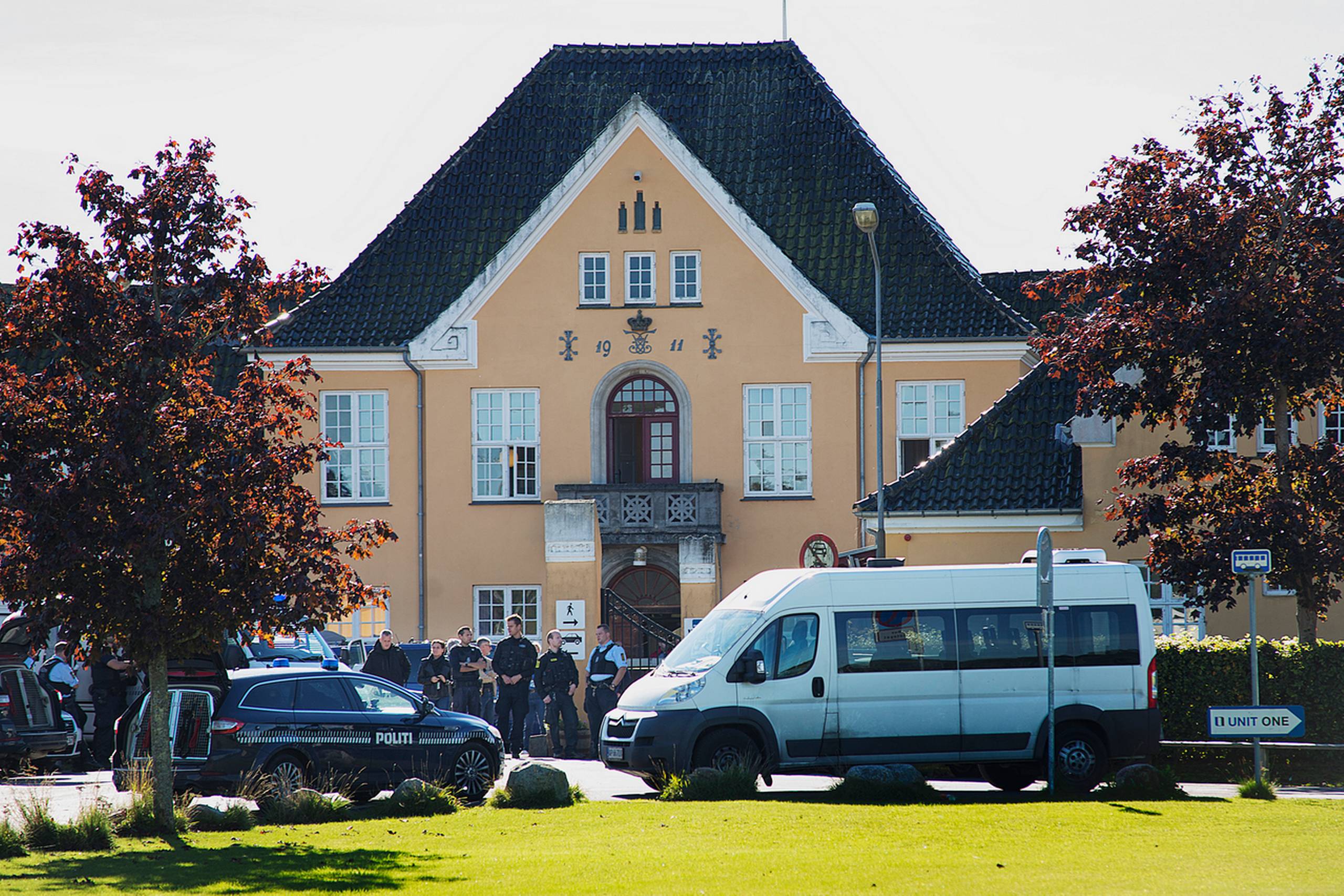 Politiet har tirsdag været massivt til stede ved Center Sandholm, efter en betjent var udsat for flere knivstik natten til tirsdag. Foto: Carsten Bundgaard