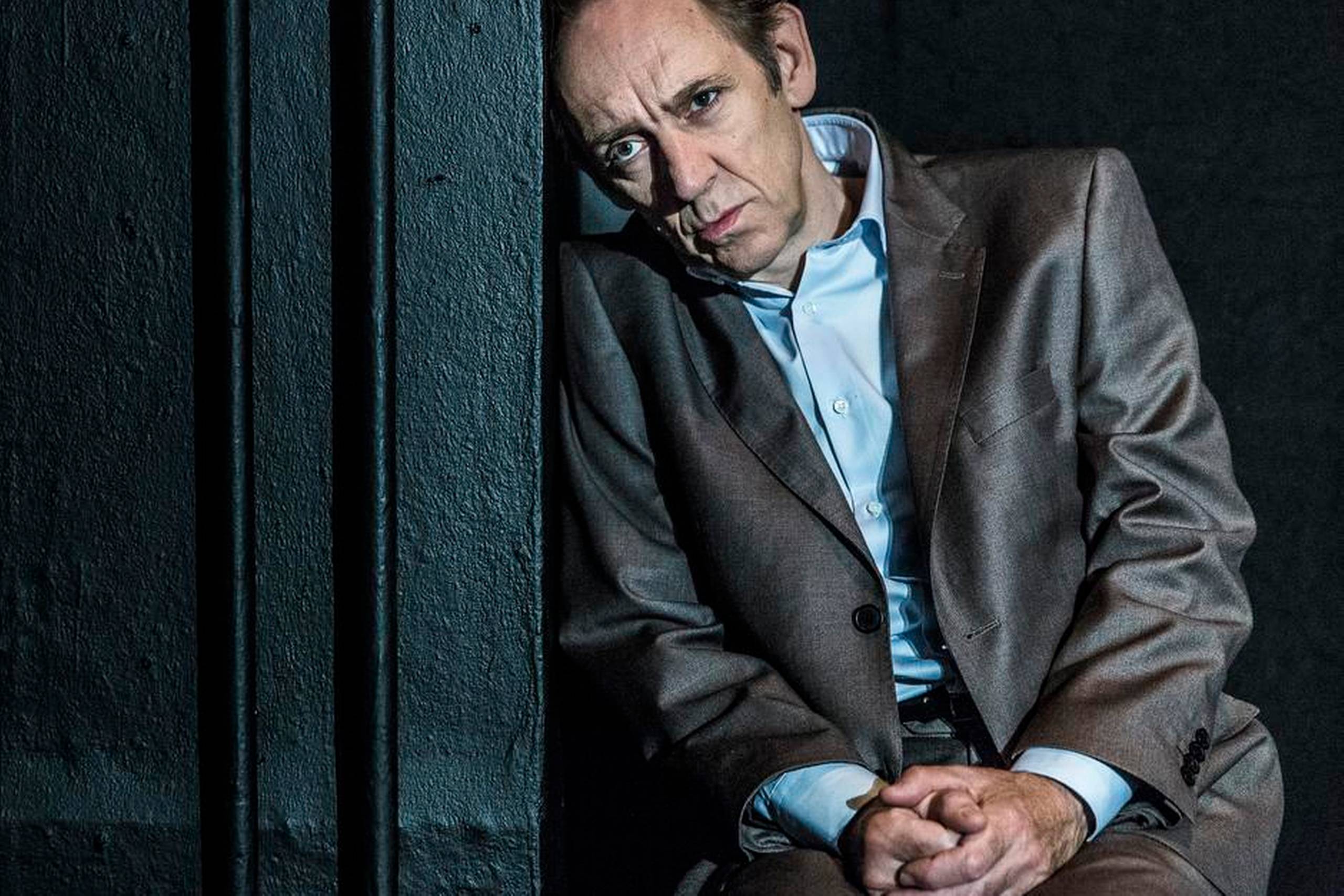 Jacque Lauritsen er glimrende som den lavmælte og selv ironiske dommer over sit eget liv i monologen ”Faldet”. Foto: Henrik Ohsten