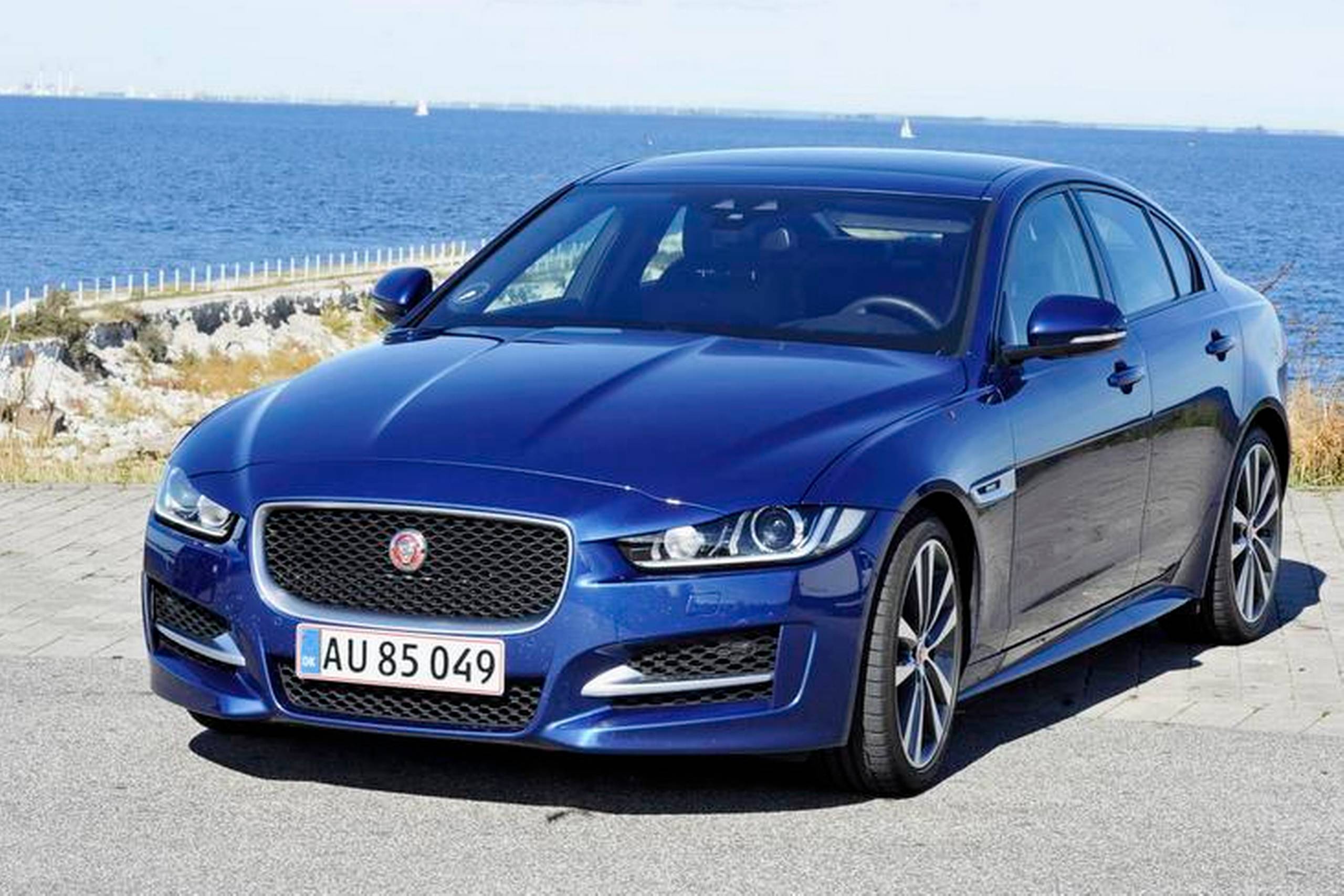 Jaguar XE er smuk og suger beundrende blikke til sig. Fotos: Jens Høy
