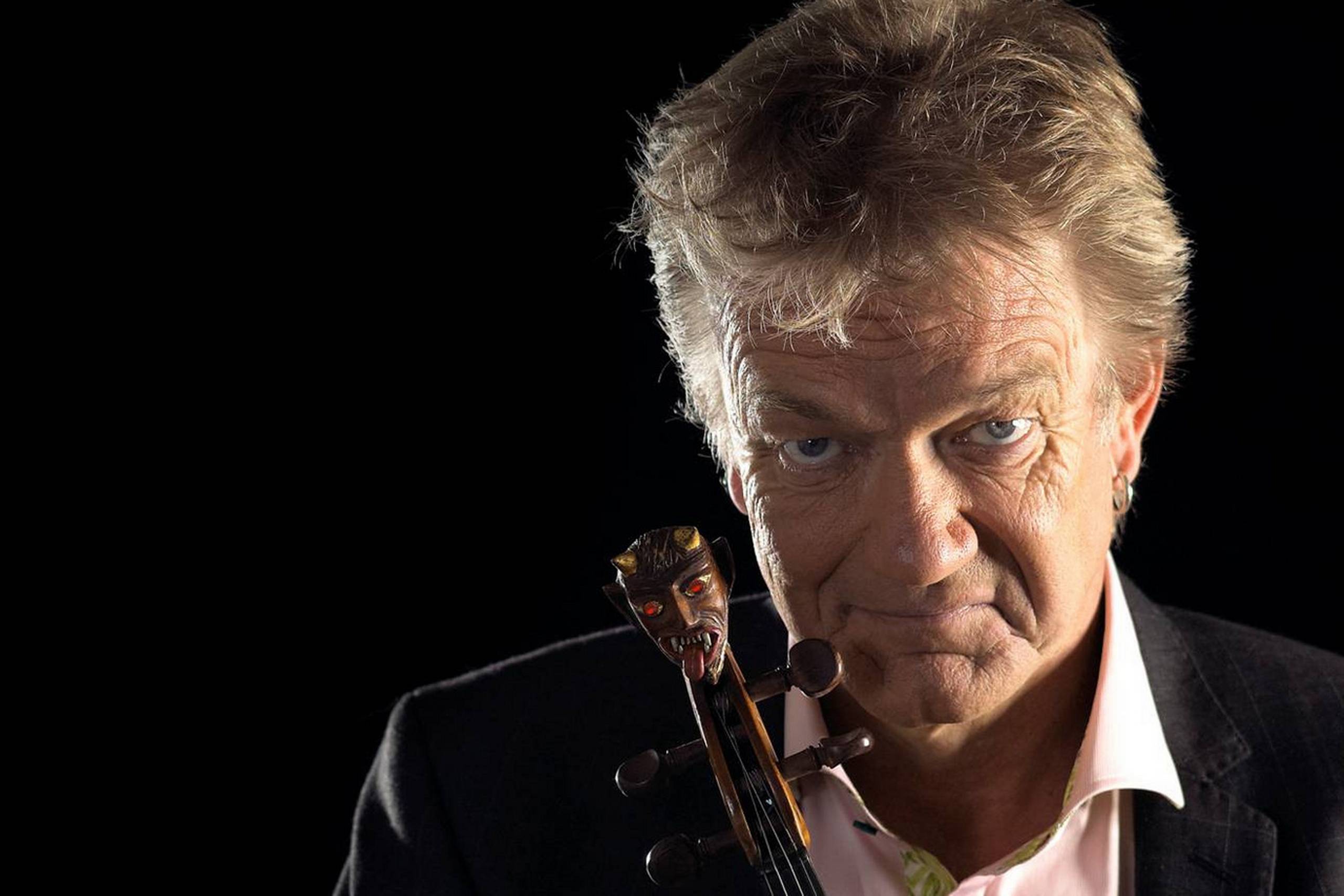 Nu kan man høre Lars Lilholts pudsige ”Toppen af poppen”-anstrengelser på den bonus-cd, der følger med det nye album, som selvfølgelig udgives, mens Lilholt står skarpt i tv-folkets bevidsthed.