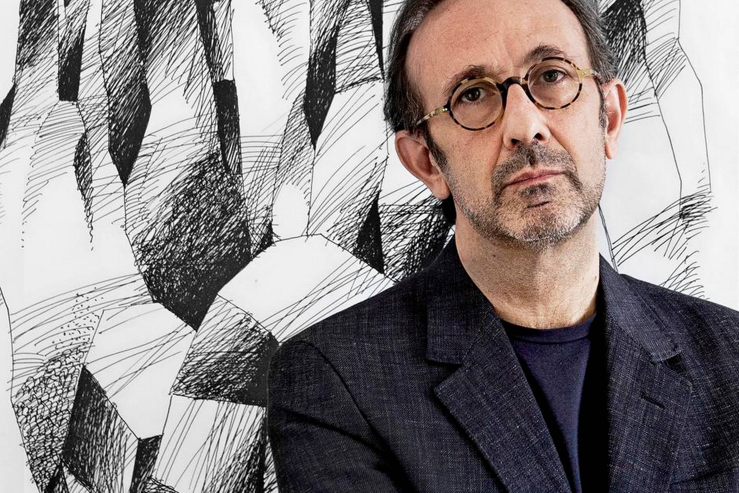 Den sicilianske designer Mario Trimarchi tager aldrig udgangspunkt i funktion. Det kommer senere, som han siger. For ham skal design vække nysgerrighed og få en til at stille spørgsmål.