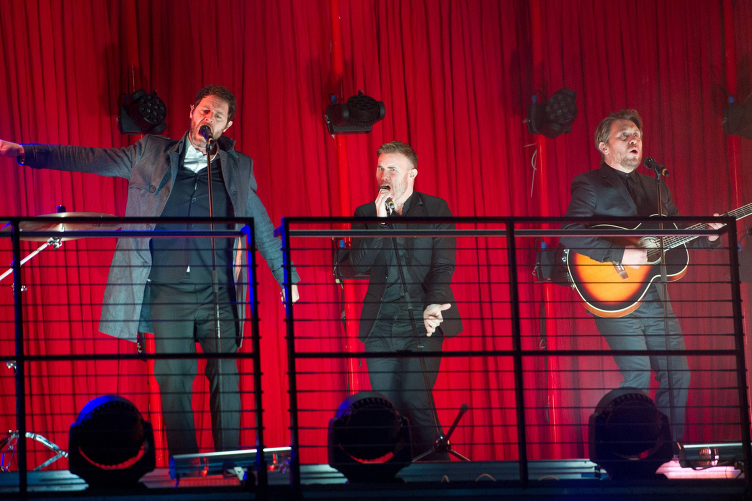 Fra venstre mod højre er det Howard Donald, Gary Barlow, og Mark Owen.