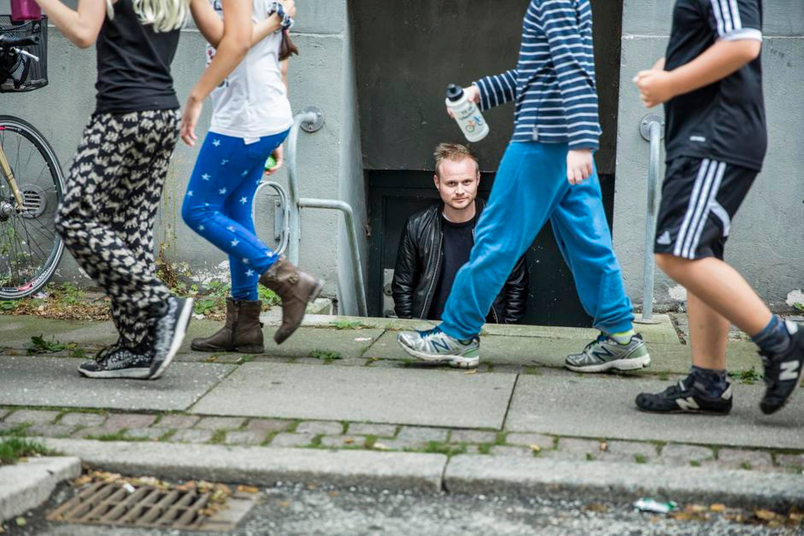 Komikeren Jonatan Spang er trådt ud af sin egen navle og tager i sit nye show det danske samfund under kærlig behandling.