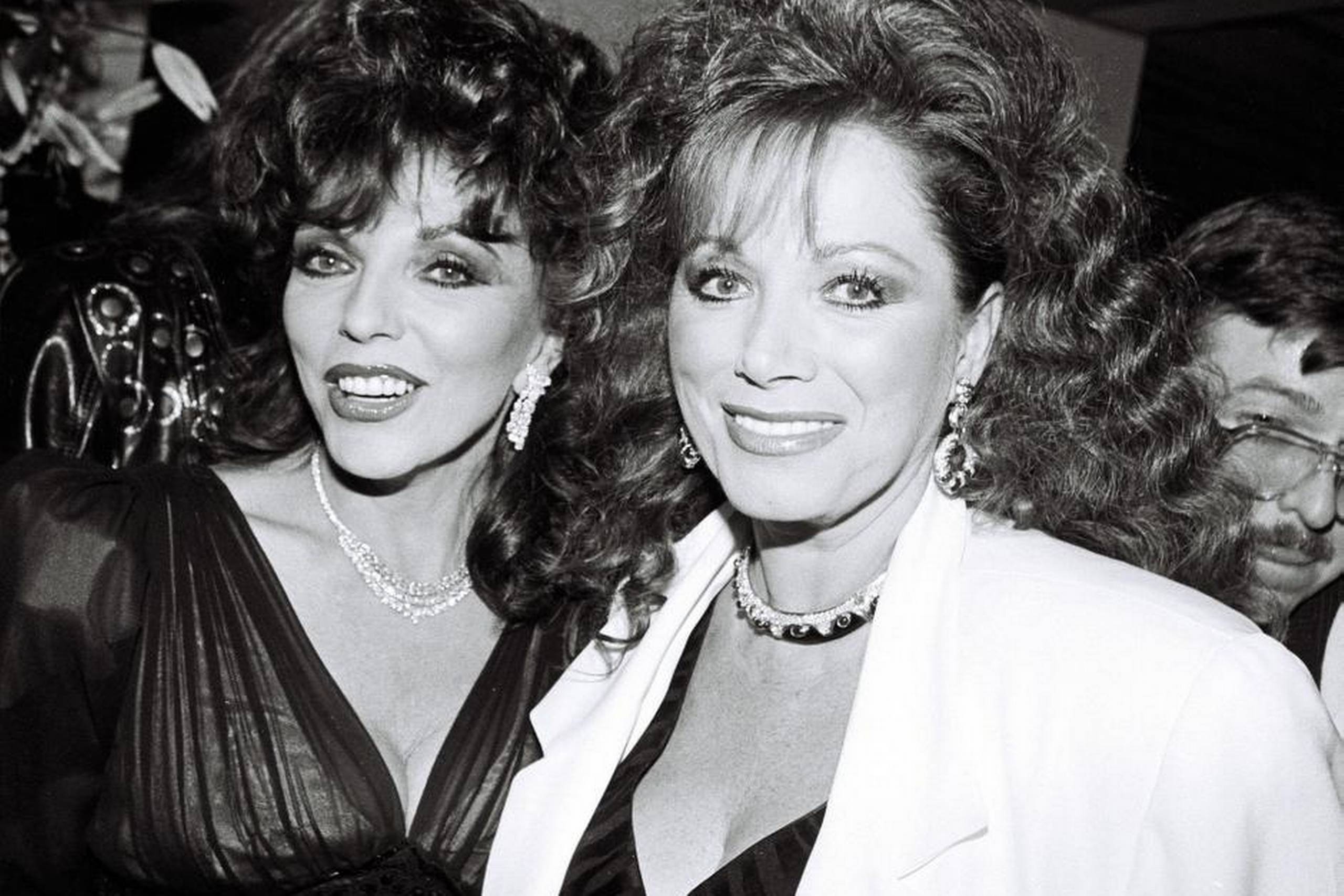 Jackie Collins var fire år yngre end sin berømte storesøster, skuespillerinden Joan Collins (t.v.), som mange vil genkende som den forsmåede Alexis i tv-serien Dollars. Arkivfoto