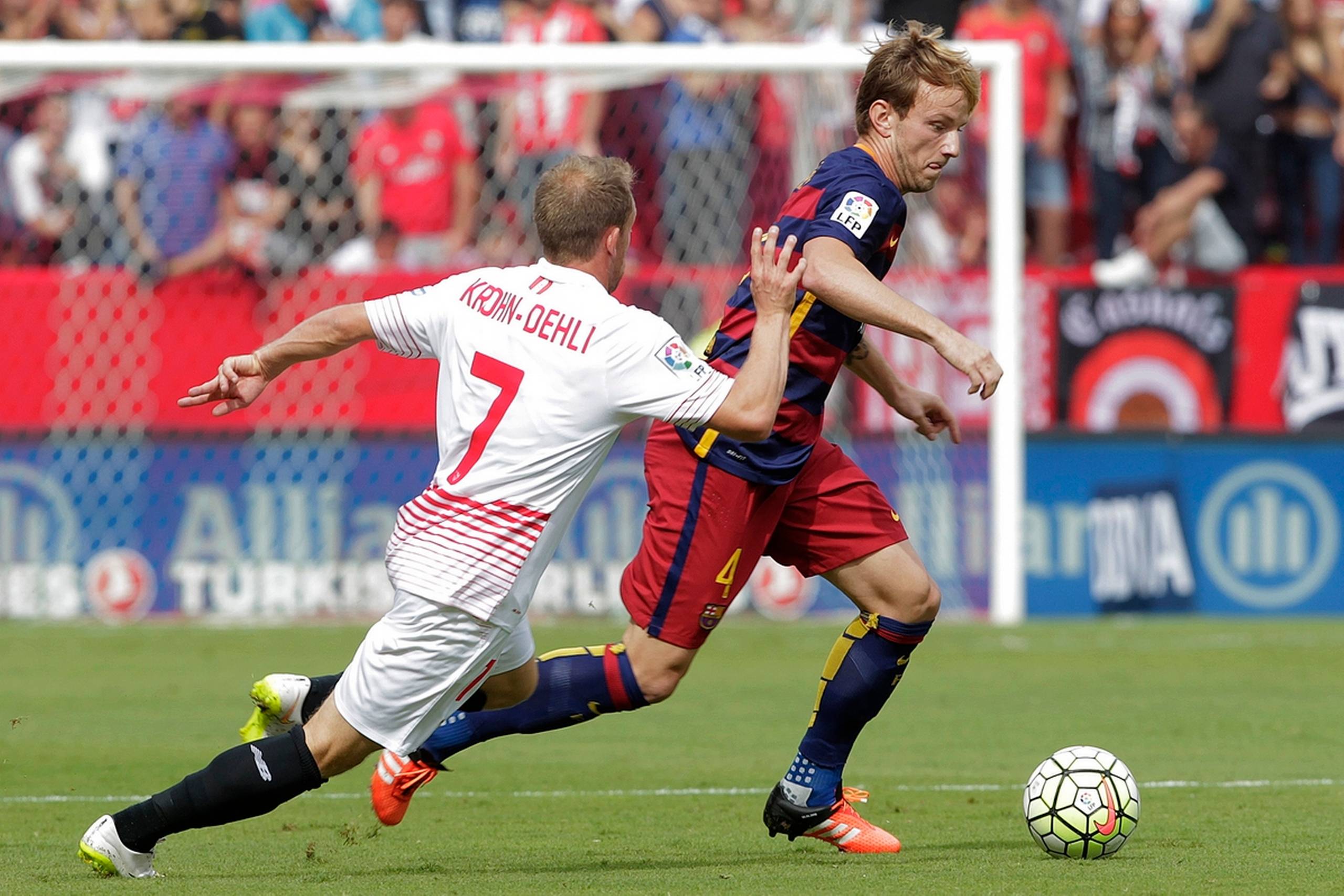 Michael Krohn-Dehli er her i duel med Barcelona-spileren Ivan Rakitic.