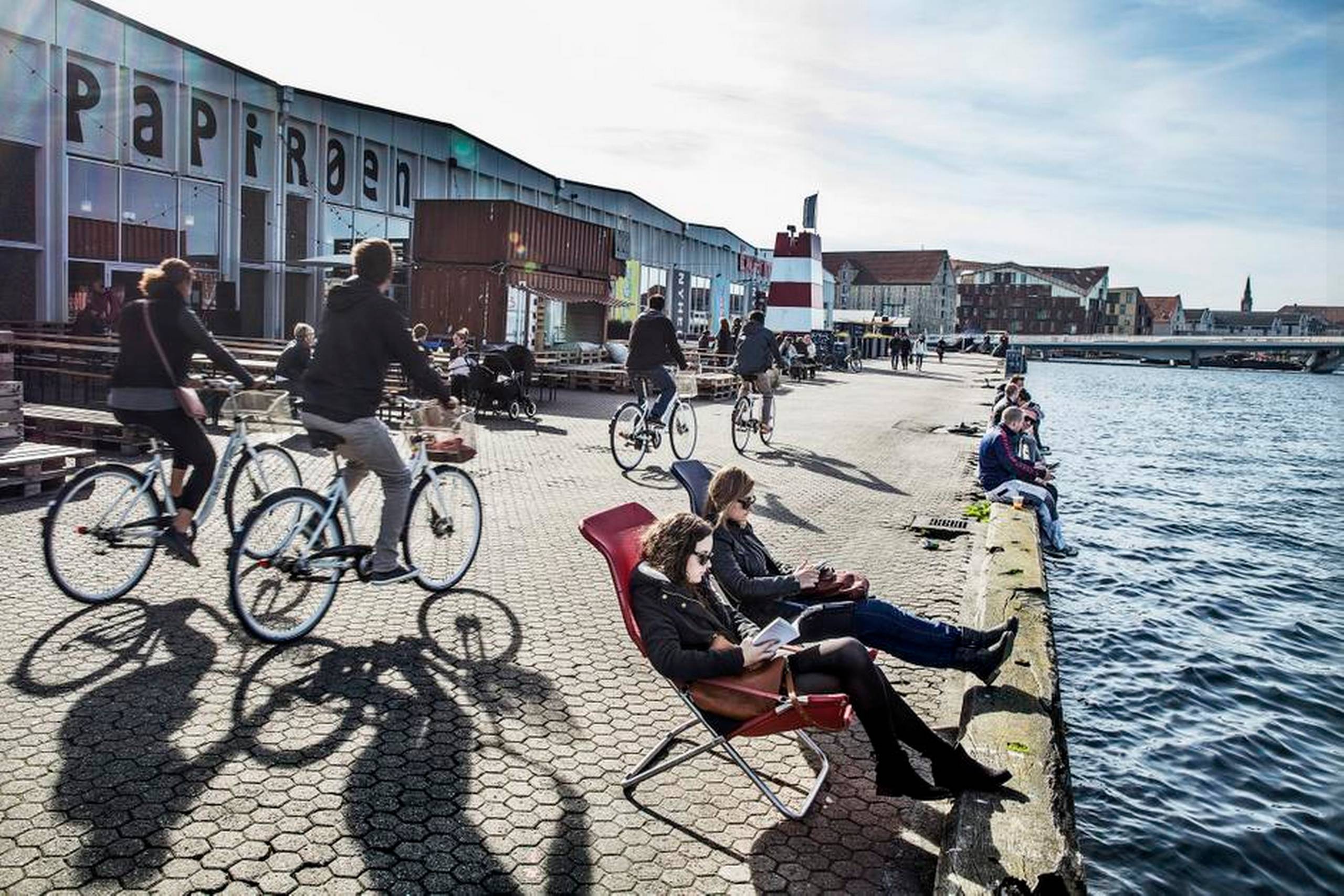 De mange madboder på Papir øen i Københavns Havn trækker mange besøgende – både københavnere og turister. Foto: Stine Bidstrup
