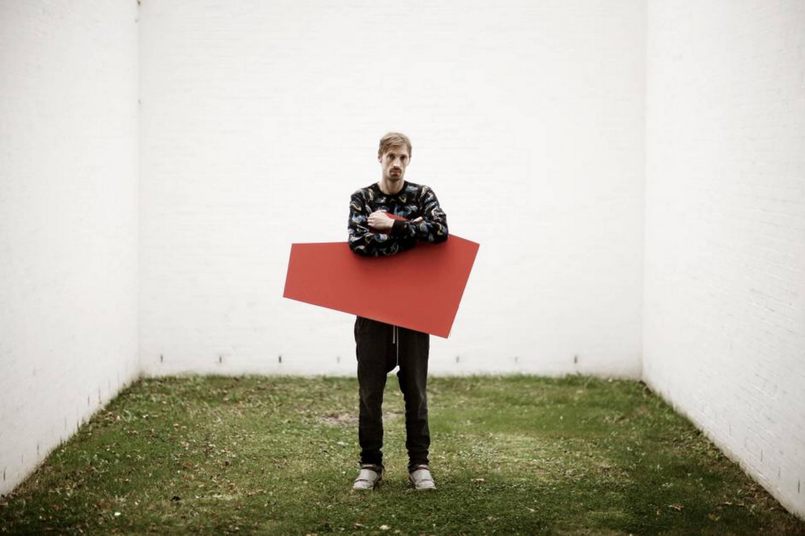 Eske Kath med en del af installationen ”The Pile” fra 2007, hvor han også modtog Jyllands Postens pris som Årets Kunstner. Foto: Nicolaj Lorenzen