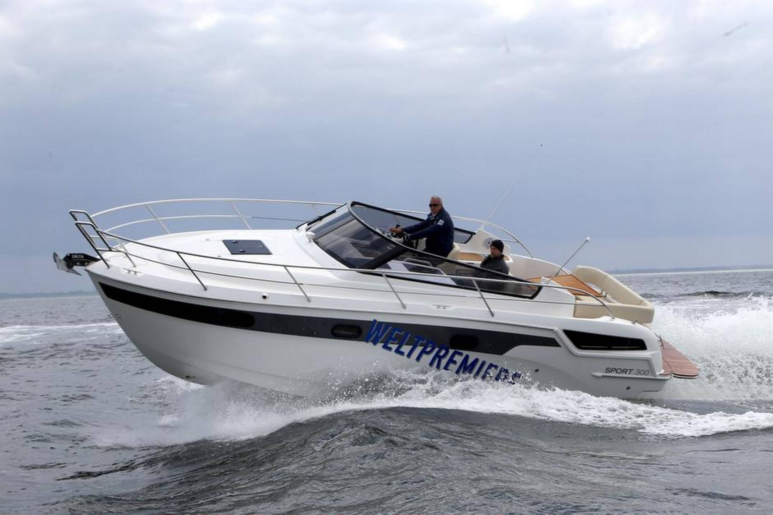 40,1 knob var topfarten på den tyske turbåd, der har 2 x 260 Mercruiser-benzinmotor om bord. Vi testede den i Nordtyskland. Det blev lidt vådt til tider.