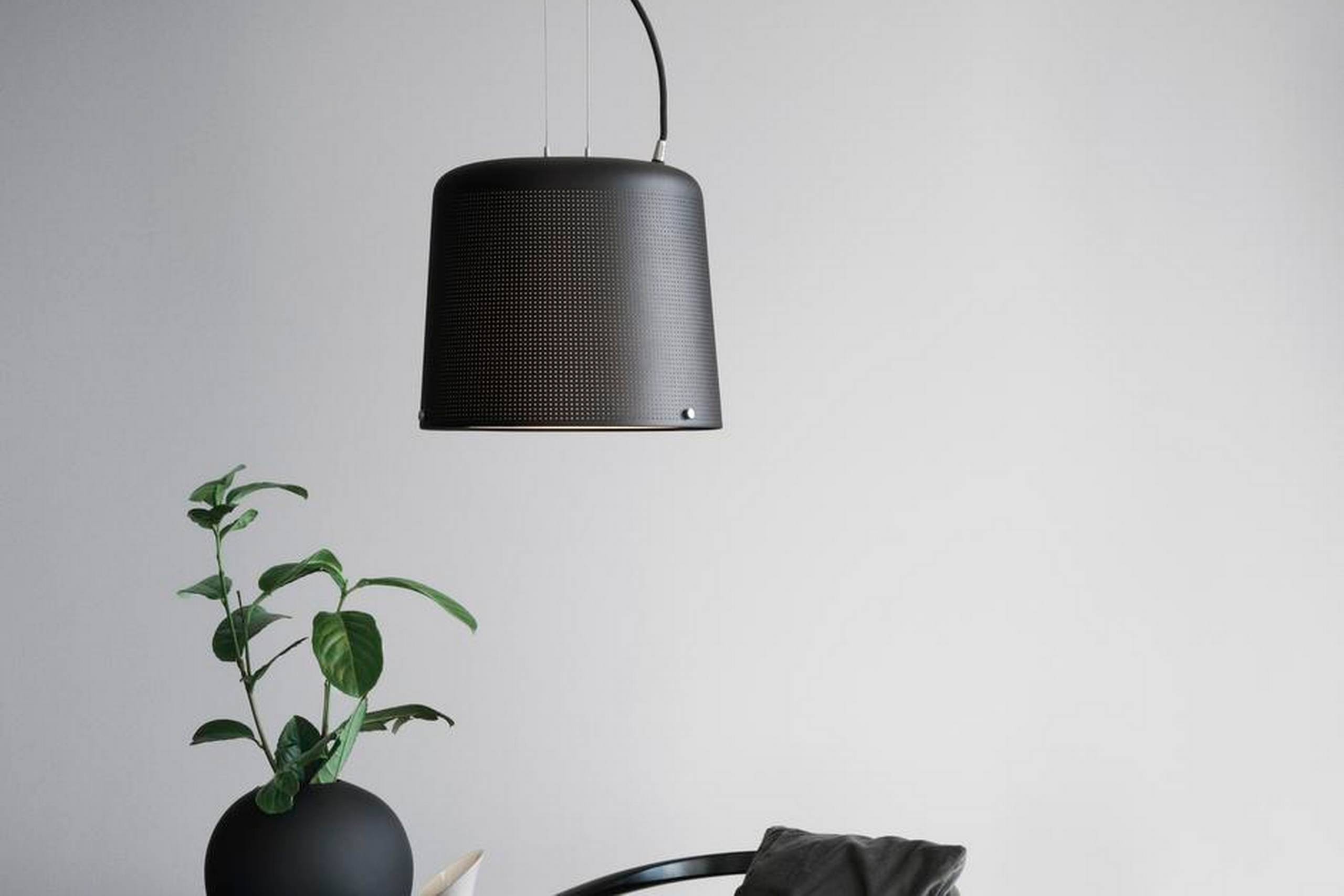 Vipp har netop præsenteret en ny lampeserie med i alt fem forskellige design. Her er det loftspendlen. Pris: 2.999 kr.