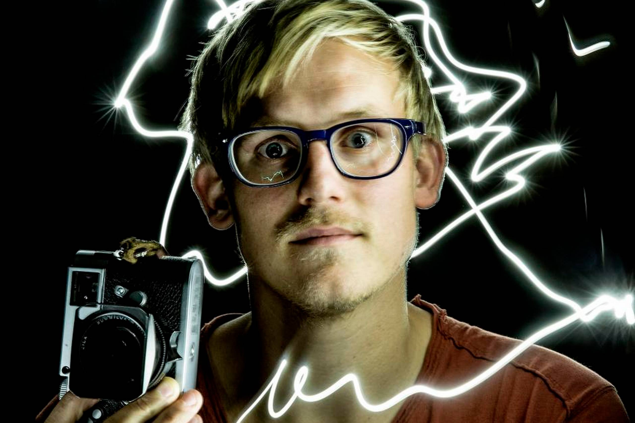 Daniel Rye, 26-årig fotograf, levede i 13 måneder som gidsel hos terrorbevægelsen Islamisk Stat. Han bruger styrke minus tre i briller og var i hele perioden uden sine briller. Foto: Stine Bidstrup