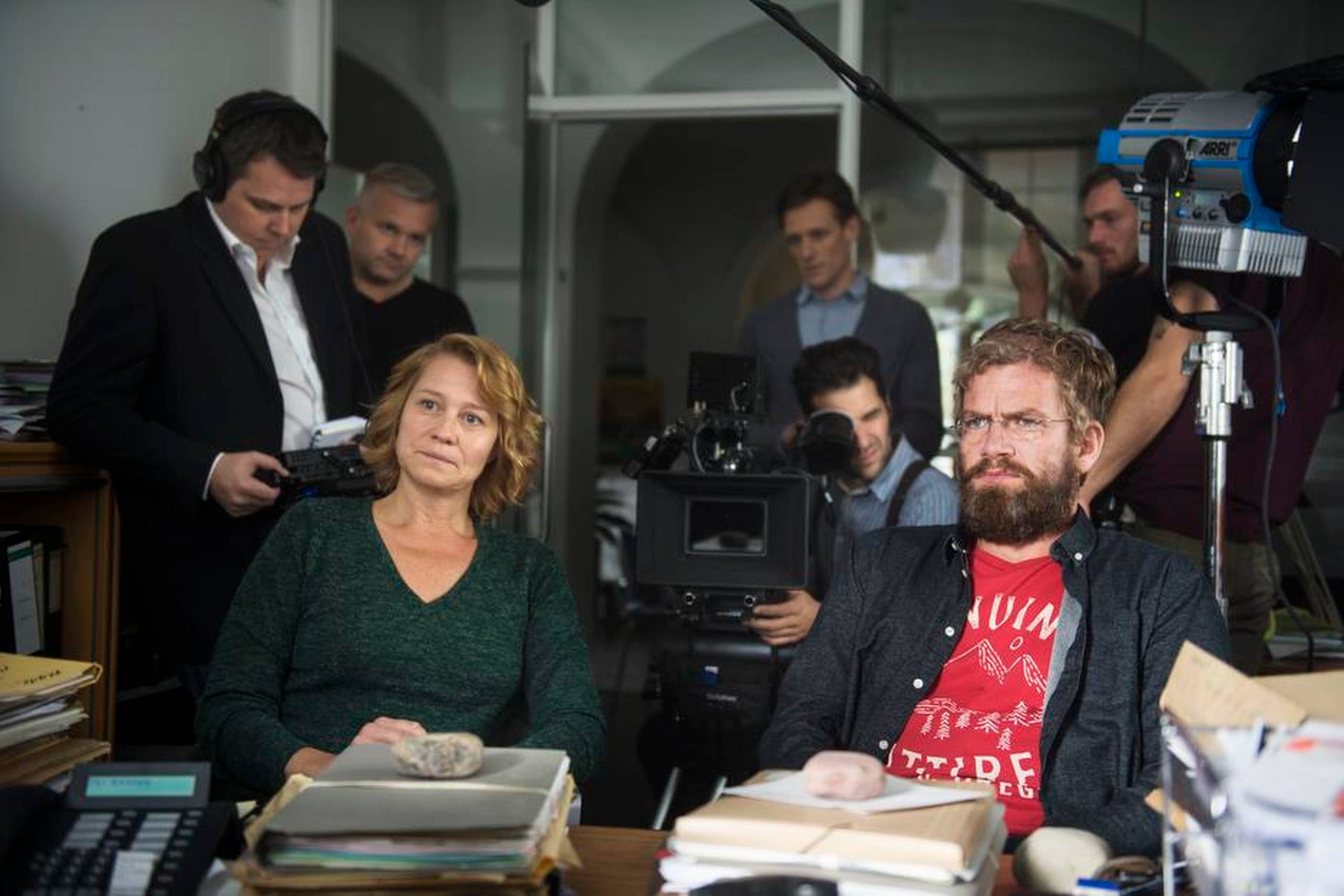 Optagelser til Zentropas kommende spillefilm ”Du forsvinder” er i gang i Silkeborg. Trine Dyrholm og Nikolaj Lie Kaas forbereder sig til en af scenerne. I baggrunden til venstre instruktør Peter Schønau Fog. Foto: Casper Holmenlund Christensen