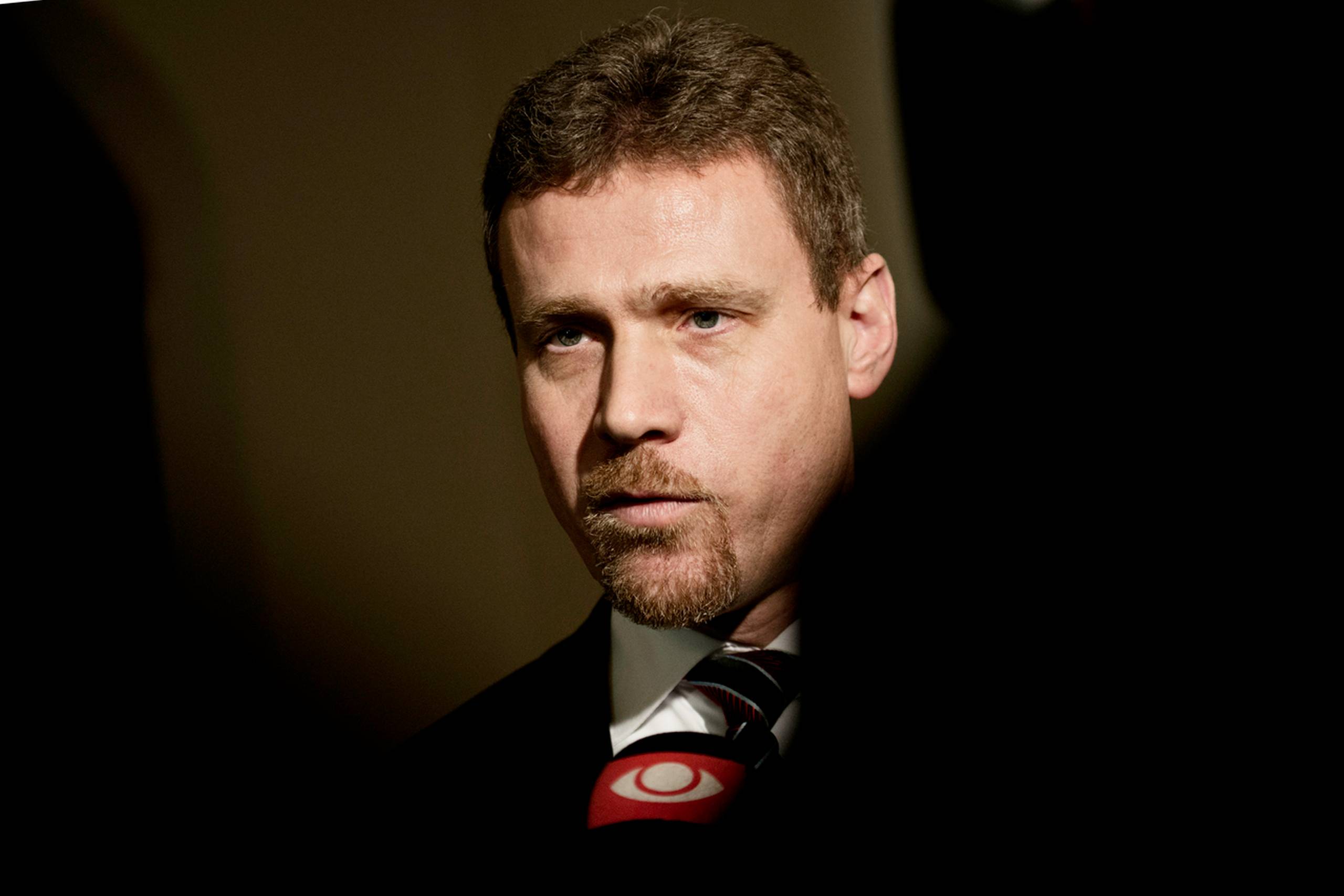 Den konservative ekspolitiker Tom Behnke blev som politisk leder for de frivillige brandmænd i Beredskabsforbundet hyret som konsulent i selvsamme organisation. Det udløser kritik fra Rigsrevisionen, der konkluderer, at ansættelsen ikke var »i overensstemmelse med god selskabsledelse«.