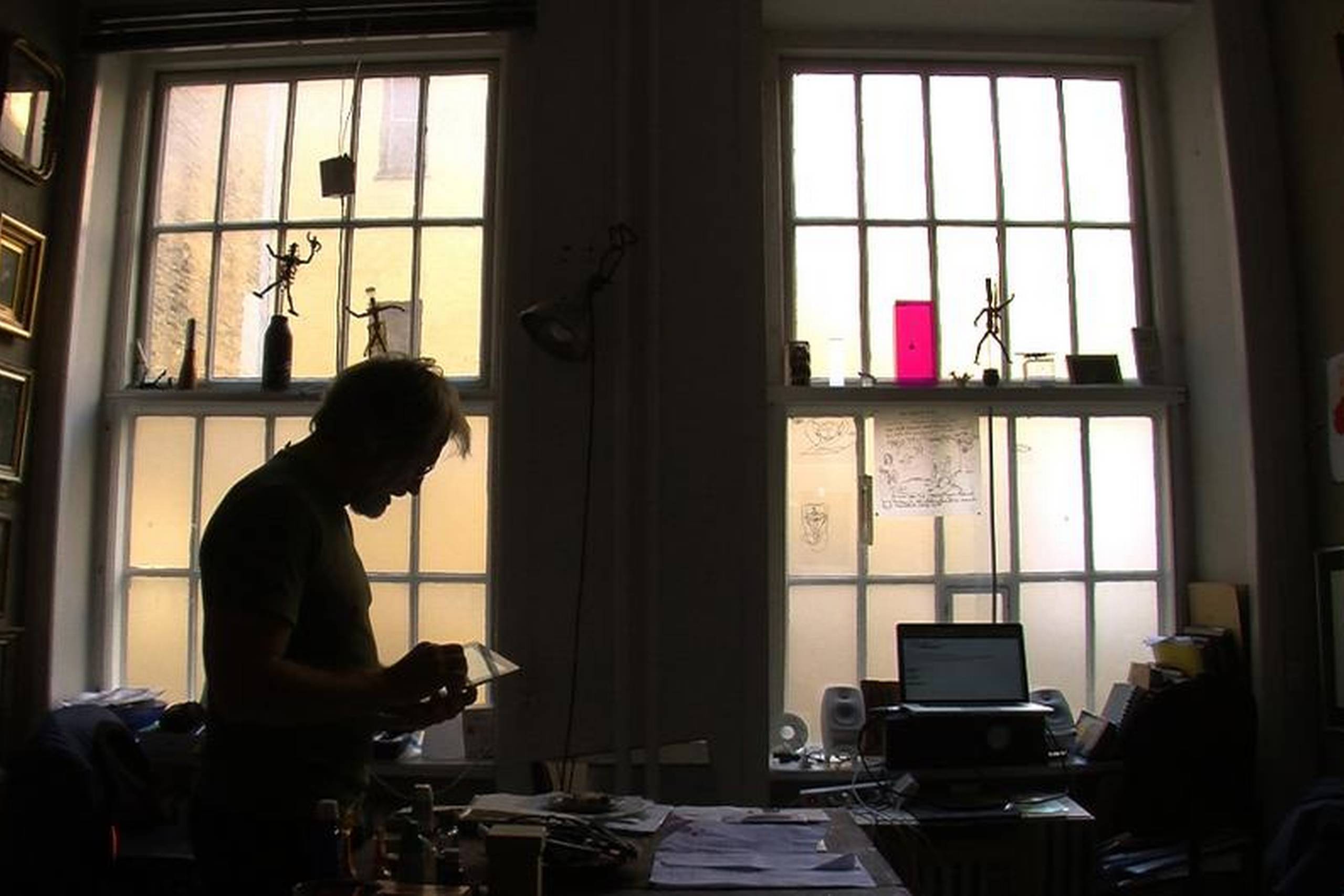 Lars H.U.G. er filmet under arbejdet med album-comebacket ”10 sekunders stilhed”. I filmen medvirker ikke mindst Lars H.U.G.s faste med musikant Povl Kristian, men også bl.a. Peter Peter, Peter Bastian og Københavns Drengekor. Foto: Rare Bird Production