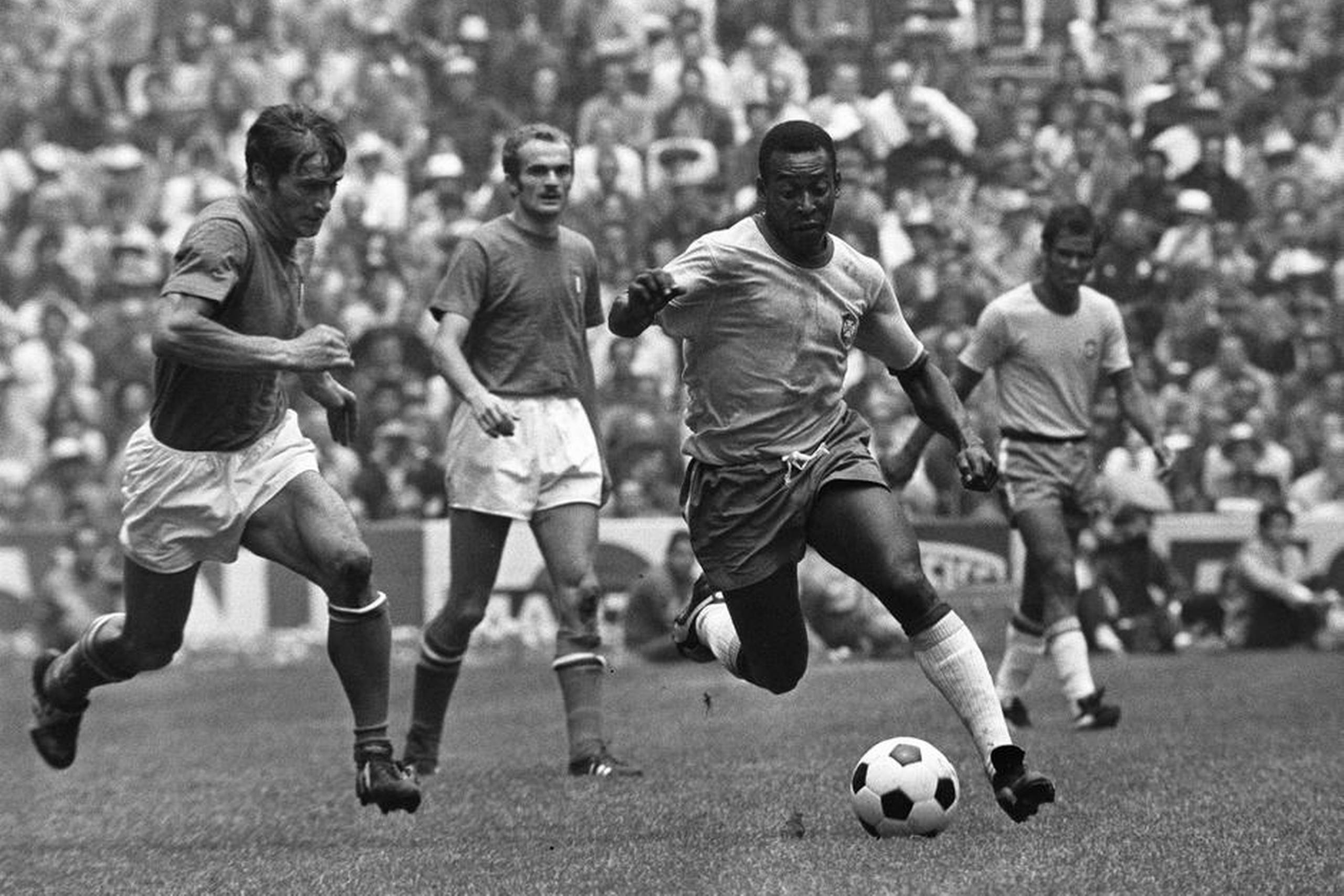 Det sidste VM, Pelé deltog i – og vandt – var i Mexico i 1970. Her kører rundt med de italienske forsvarere i finalen. Arkivfoto: Sven Simon/AP