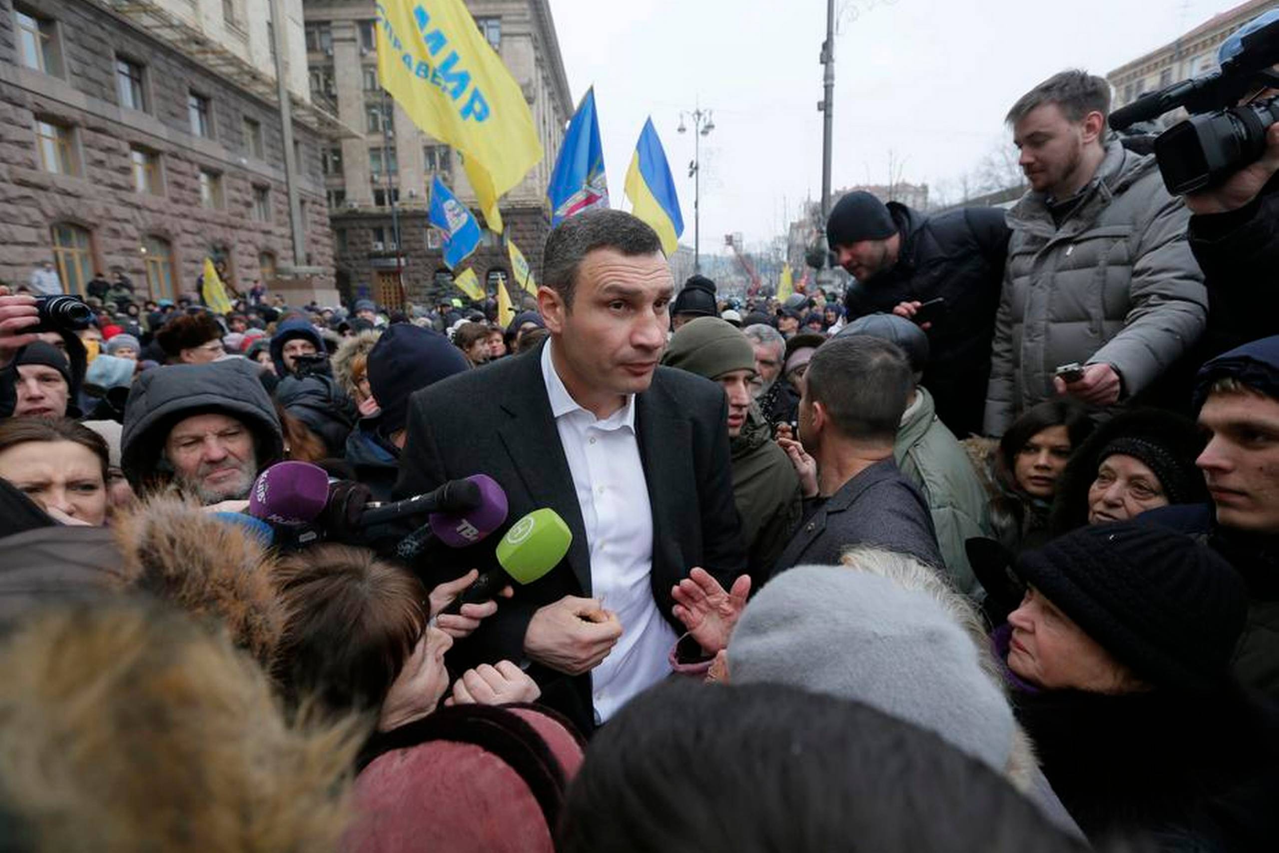 Kievs borgmester, Vitalij Klitjko, omringet af utilfredse borgere i hovedstaden. Det ser ud til, at han kan vinde lokalvalget igen, men ikke i første runde. Foto: Sergej Tjuzavkov/AP