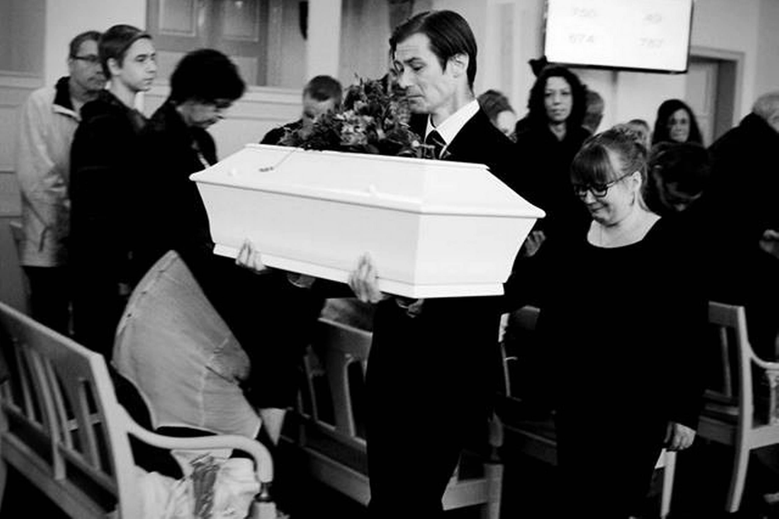 René Iversen bar selv sin søn Nords lille kiste, da han og hans hustru Sandra begravede deres lille dreng på fire og en halv måned. Foto: Privat