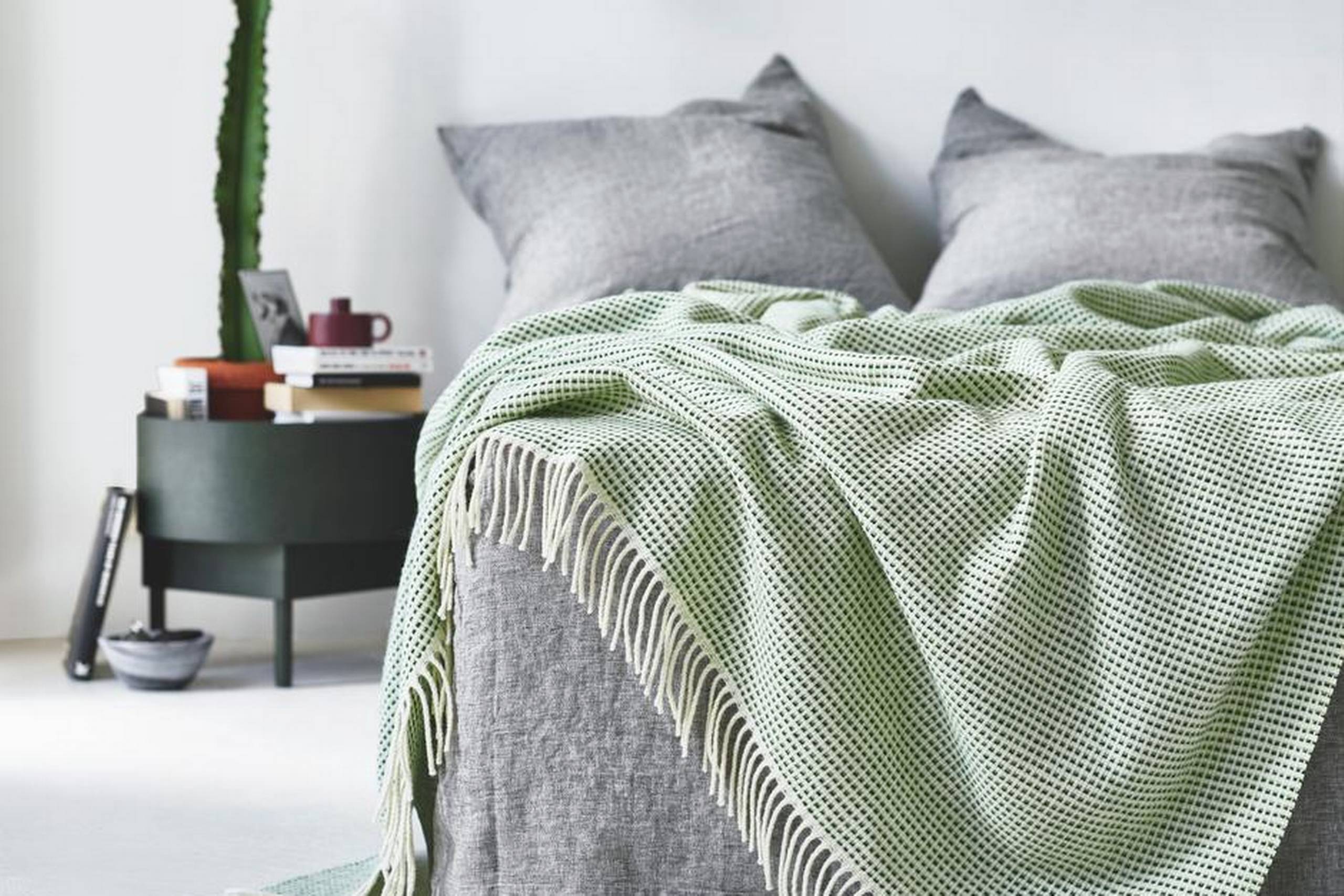 Røros-plaiden er lidt af en norsk designinstitution. De fleste nordmænd kender den, og rigtig mange har én liggende i deres hjem. De seneste år har firmaet oprustet på designfronten og bl.a. hyret den kendte designduo Anderssen & Voll. Her er det duoens seneste kreation for Røros Tweed, plaiden Punkt, som er vævet af det fineste norske lammeuld og koster 1.295 kr.