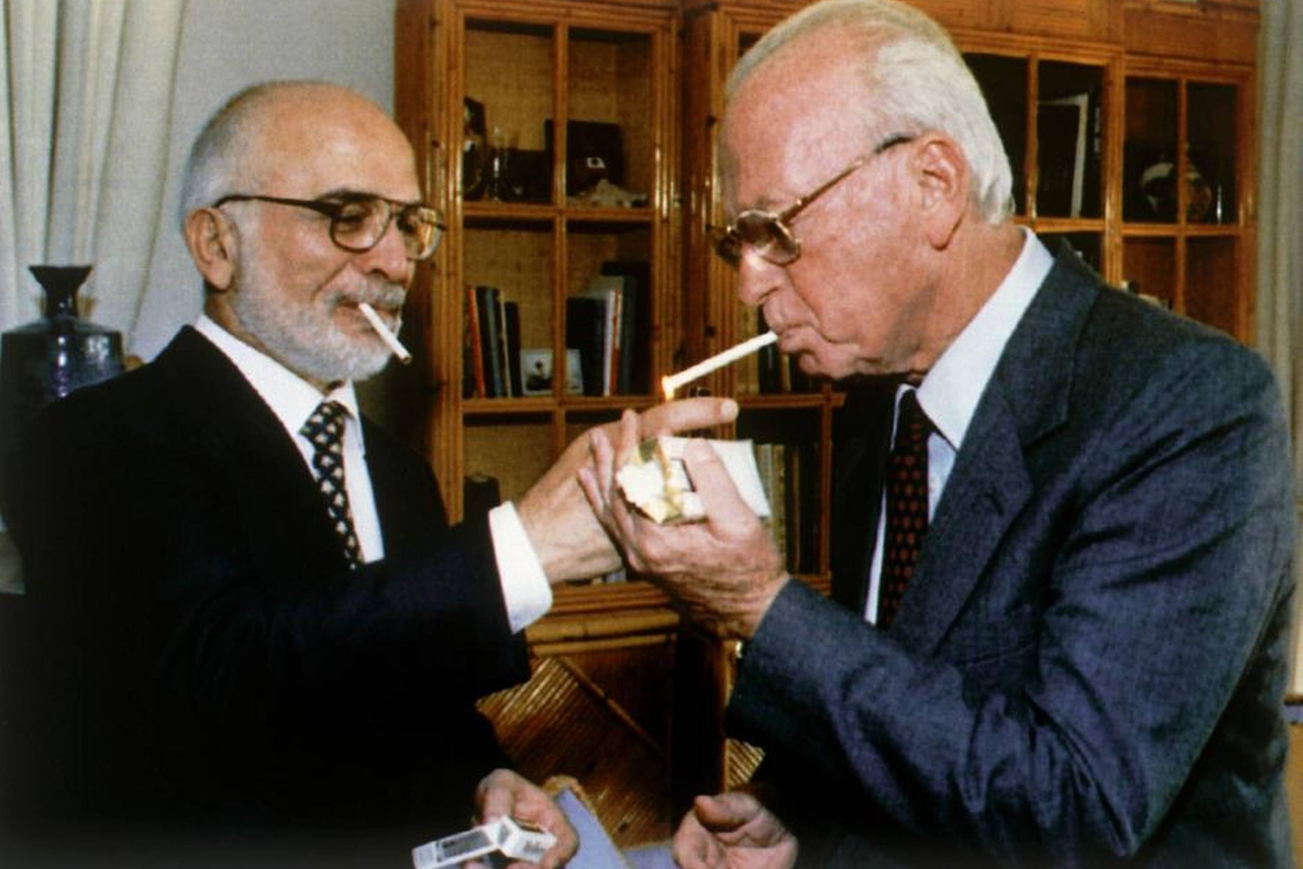 Jordans kong Hussein giver ild til den daværende premierminister Yitzhak Rabins cigaret, efter at Israel og Jordan har underskrevet en fredsaftale i 1994. Arkivfoto: IGPO/AP