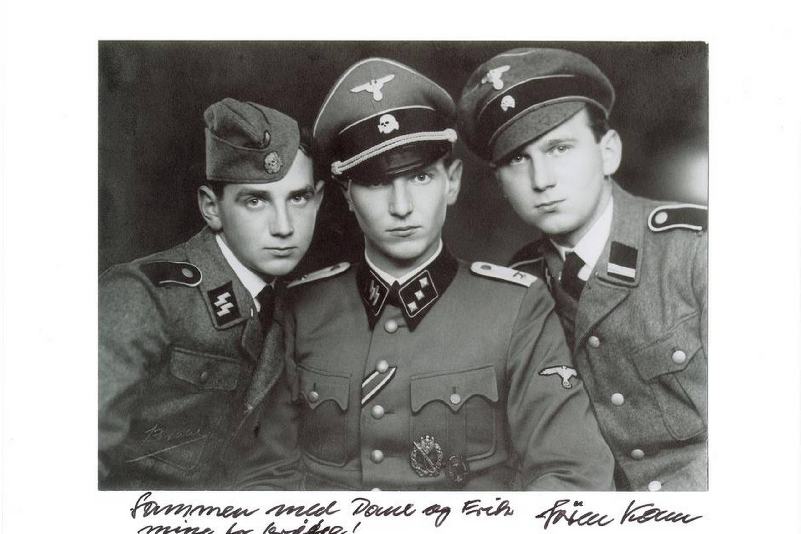I det nazistiske miljø i Danmark var det ikke usædvanligt, at kampen for parti og ideologi var et familieanliggende. Her Søren Kam i 1943 flankeret af sine brødre Poul (til venstre) og Erik (til højre), der også havde meldt sig til Waffen-SS. Foto: Søren Kams privatarkiv