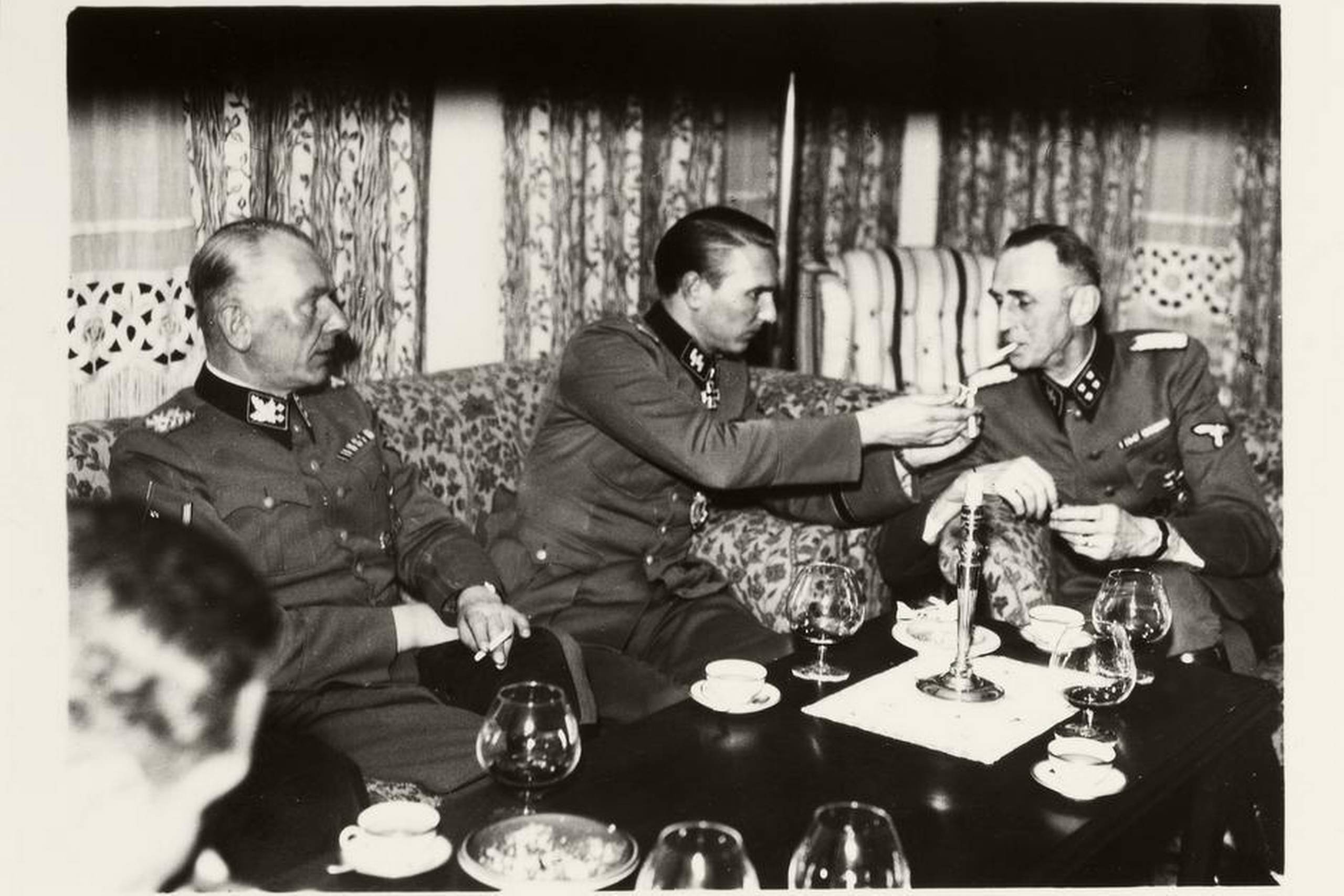 Søren Kam var på ridderkorsorlov i Danmark fra den 7. til den 12. marts 1945. Den militære udmærkelse fejres her i selskab med familien og tyske officerer i Danmark. Søren Kam ses i midten. Efter orloven deltog han i de afsluttende kampe i Det Tredje Riges rester i syd. Foto: Søren Kams privatarkiv/Fra bogen
