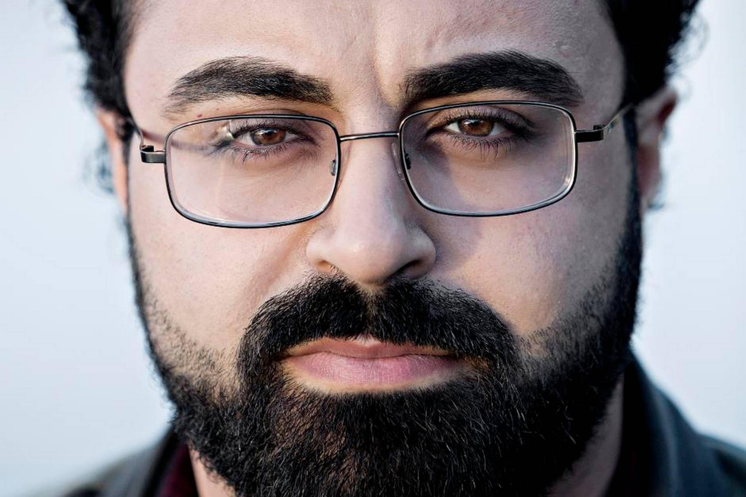 »Det kan være nødvendigt at bryde med familien, hvis den indebærer vold, social kontrol og frihedsberøvelse. Jeg kan ikke give opskriften på, hvordan man skal bryde, for det kommer an på, hvor stærk den enkelte er. Det starter med et personligt ansvar, men når den unge så træder ud af familien, skal det danske samfund være klar til at hjælpe,« siger Ahmad Mahmoud, der selv kalder sig brun og finder betegnelser som indvandrere, flygtninge osv. for nedladende.