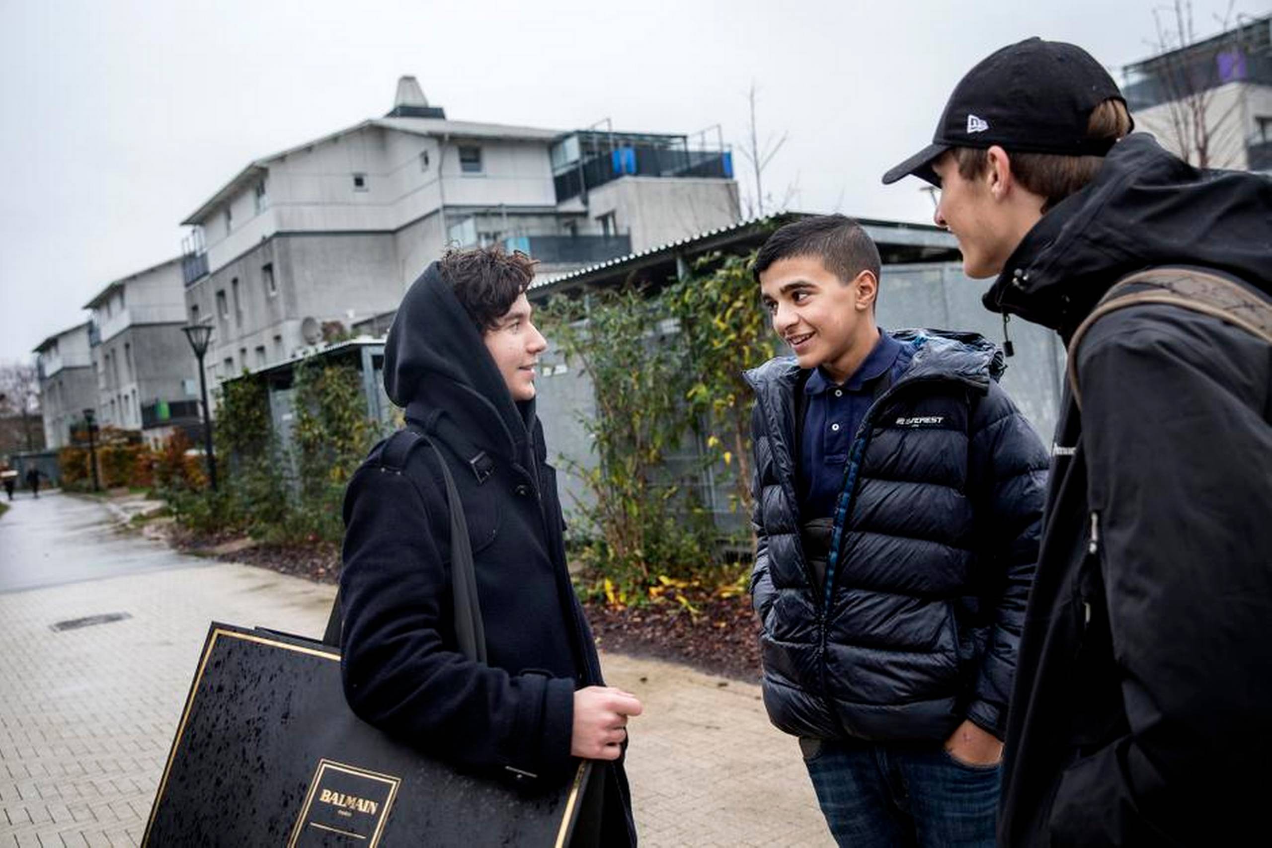 Besart Gashi (t.v.) og Sami Omar (midten) har svært ved at genkende Ahmad Mahmouds beskrivelse af kulturen i Askerød. »Det er lidt overdrevet,« siger Sami Omar. Foto: Stine Bidstrup