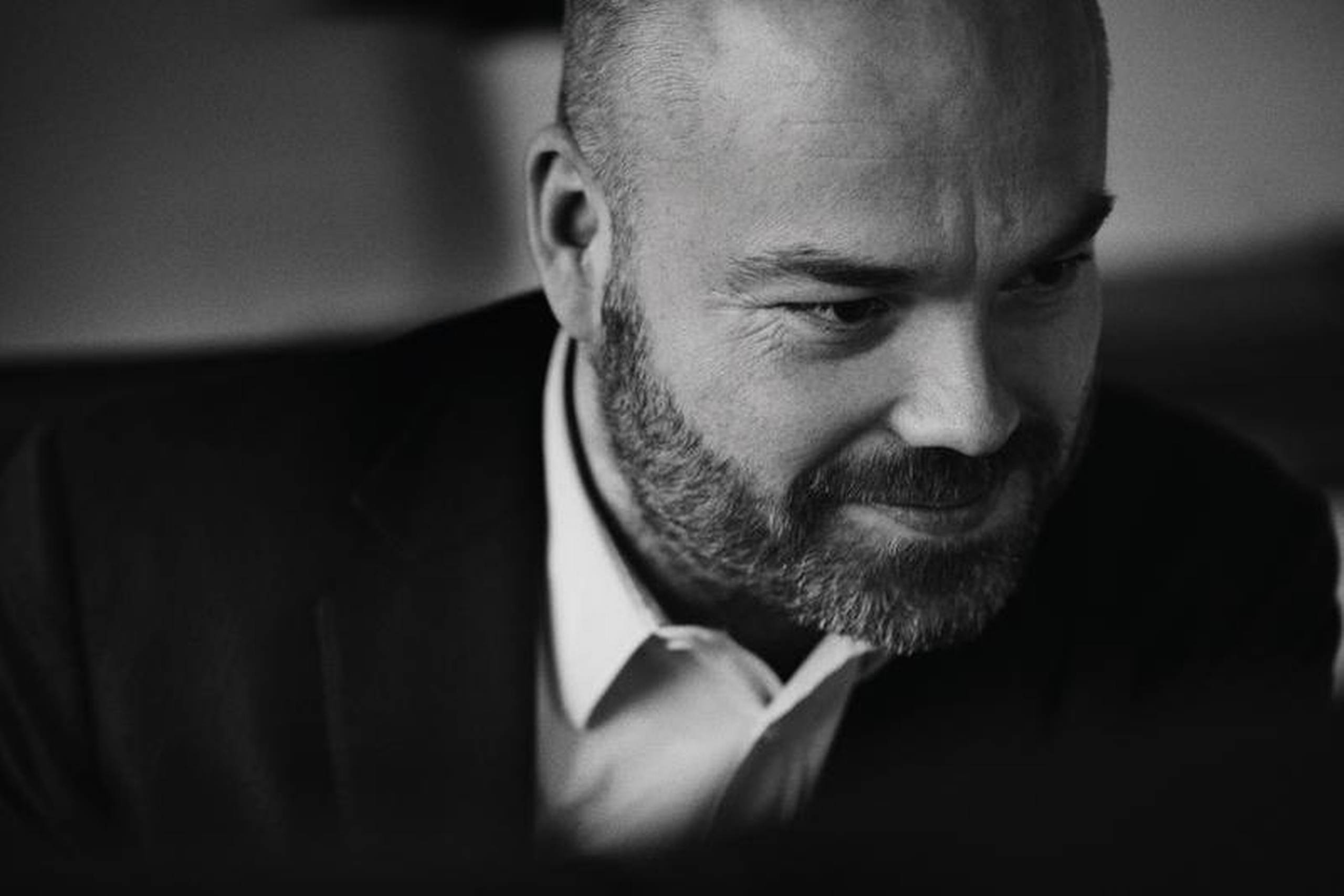 En af Danmarks rigeste mænd – Anders Holch Povlsen – fortæller om arbejdet med at skabe Bestseller-bygningen på Aarhus havn, hvor 800 medarbejdere nu har deres daglige gang. Tøjbranchens sværvægter, der helst holder sig ude af mediernes søgelys, afslører i et sjældent interview, at han har et hjerte, der brænder for flot arkitektur. Foto: Adam Mørk/PR