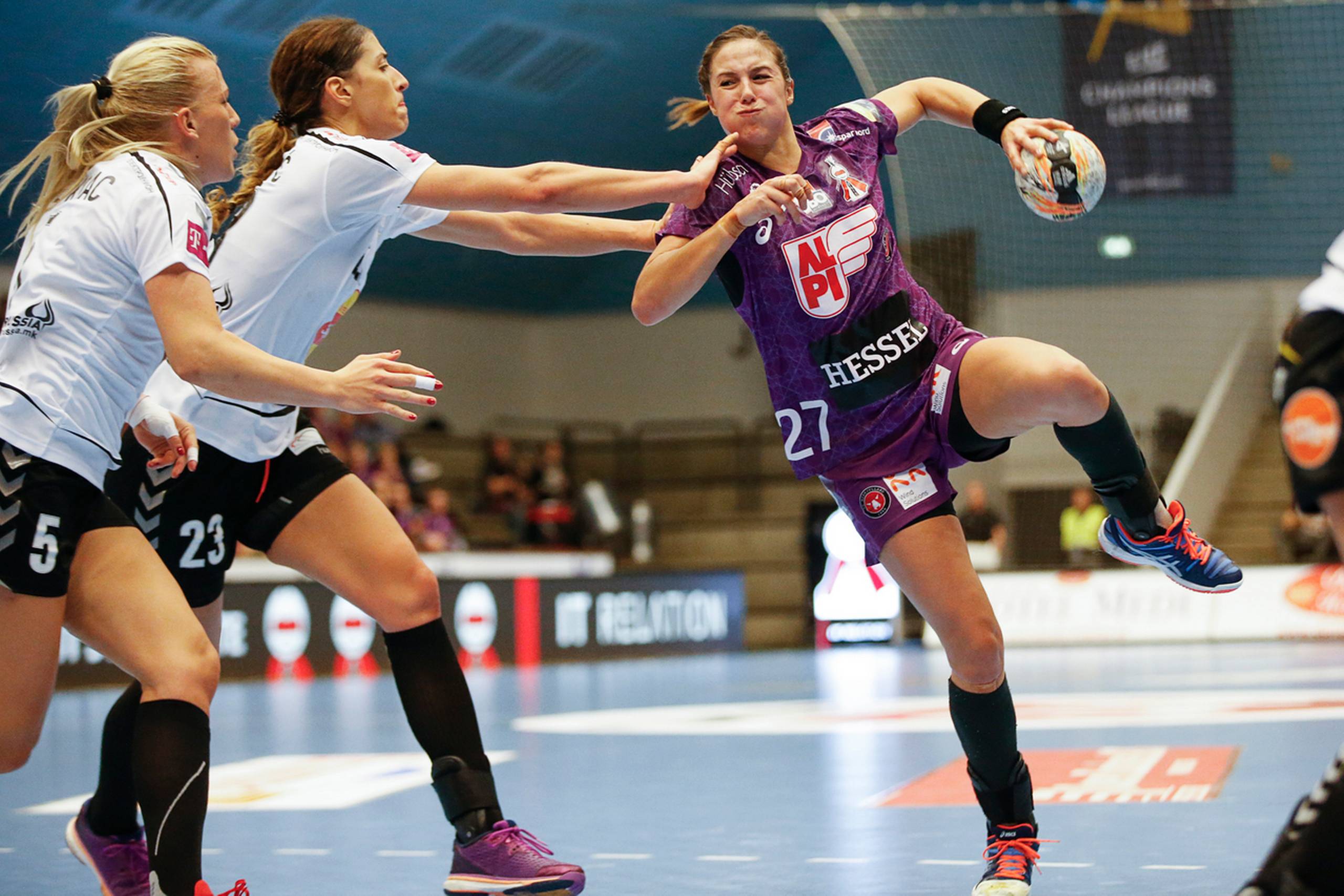 Louise Burgaard fra FC Midtjylland i et hopskudsforsøg.