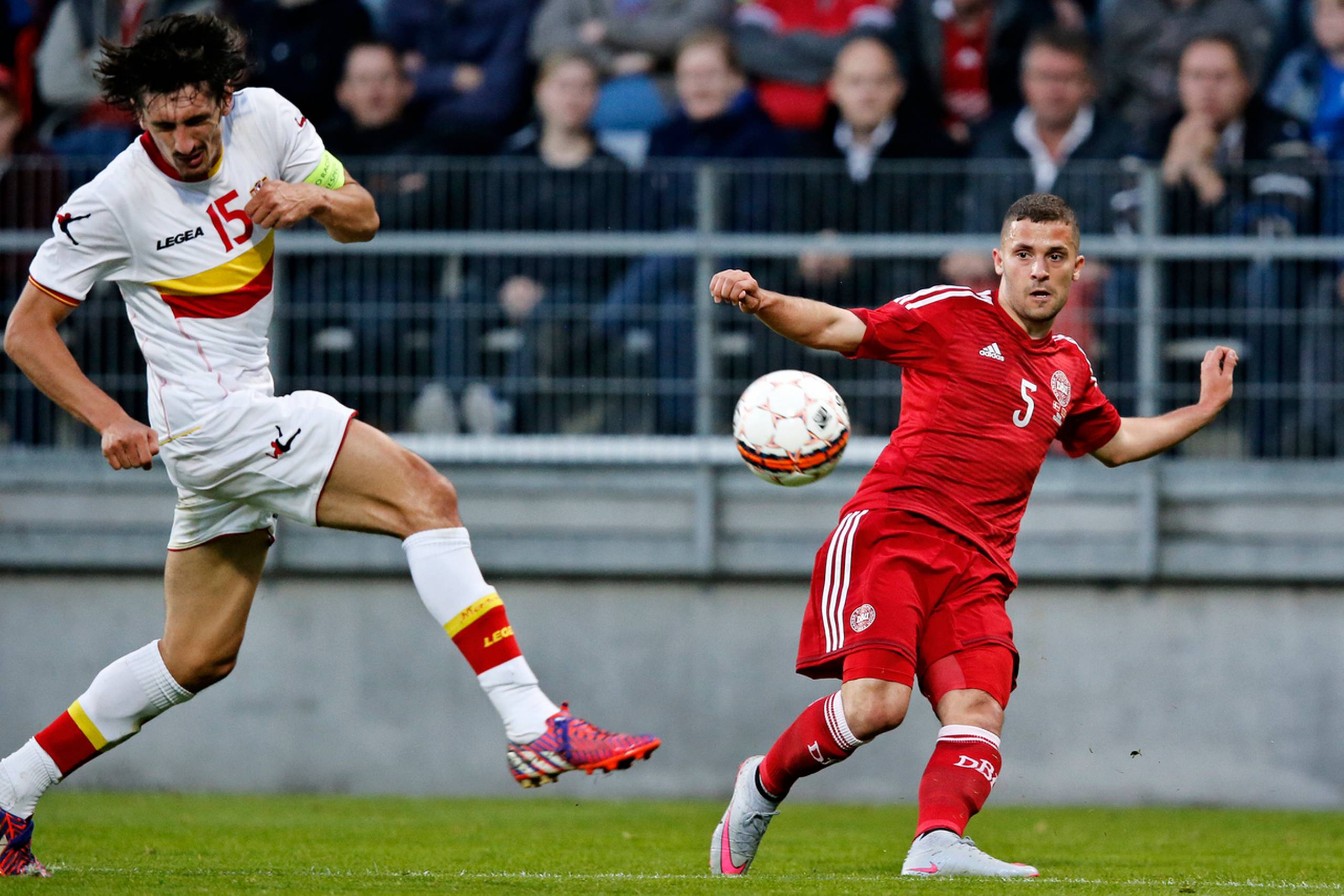 Riza Durmisi (th.) siger i et interview med svenske Sportbladet, at han gerne vil være et forbillede for andre tosprogede danskere, som har en drøm om at komme på landsholdet. 