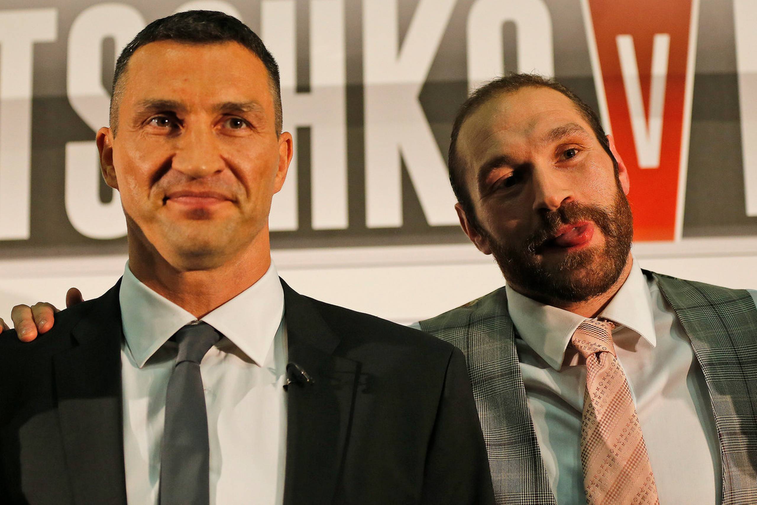 Wladimir Klitschko (tv.) er verdensmester i sværvægtsboksning, og han møder den 28. november Tyson Fury i en titelkamp. De to boksere er allerede godt i gang med de verbale øretæver. 