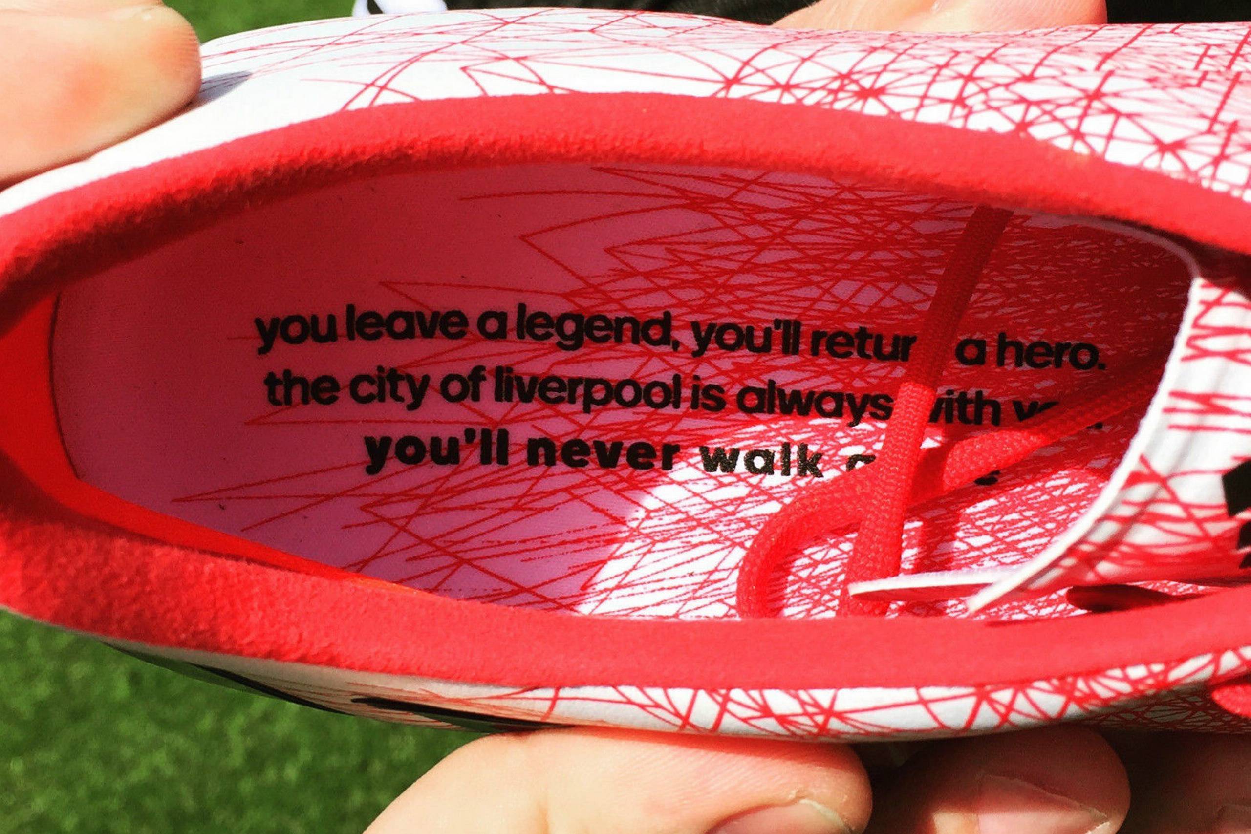 Steven Gerrard støvler fra hans afskedskamp for sin barndomsklub er blevet solgt på auktion for 400.000 kr. I bunden af den ene støvler står en hyldest til Liverpool-legenden. 