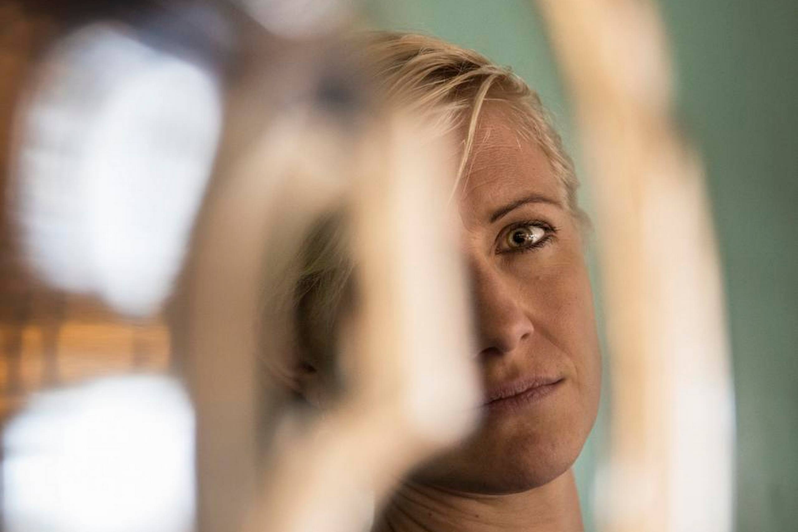 Rikke Skov bag en af klubbens mange pokaler. Dem er der ikke hentet mange af de senere år. Foto: Joachim Ladefoged