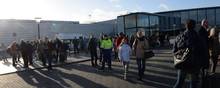 Flere hundrede passagerer og andre ventende måtte rykke ud ui kulden, da Terminal 3 i Københavns Lufthavn blev evakueret omkring kl. 12.30 onsdag. Foto: Linda Johansen