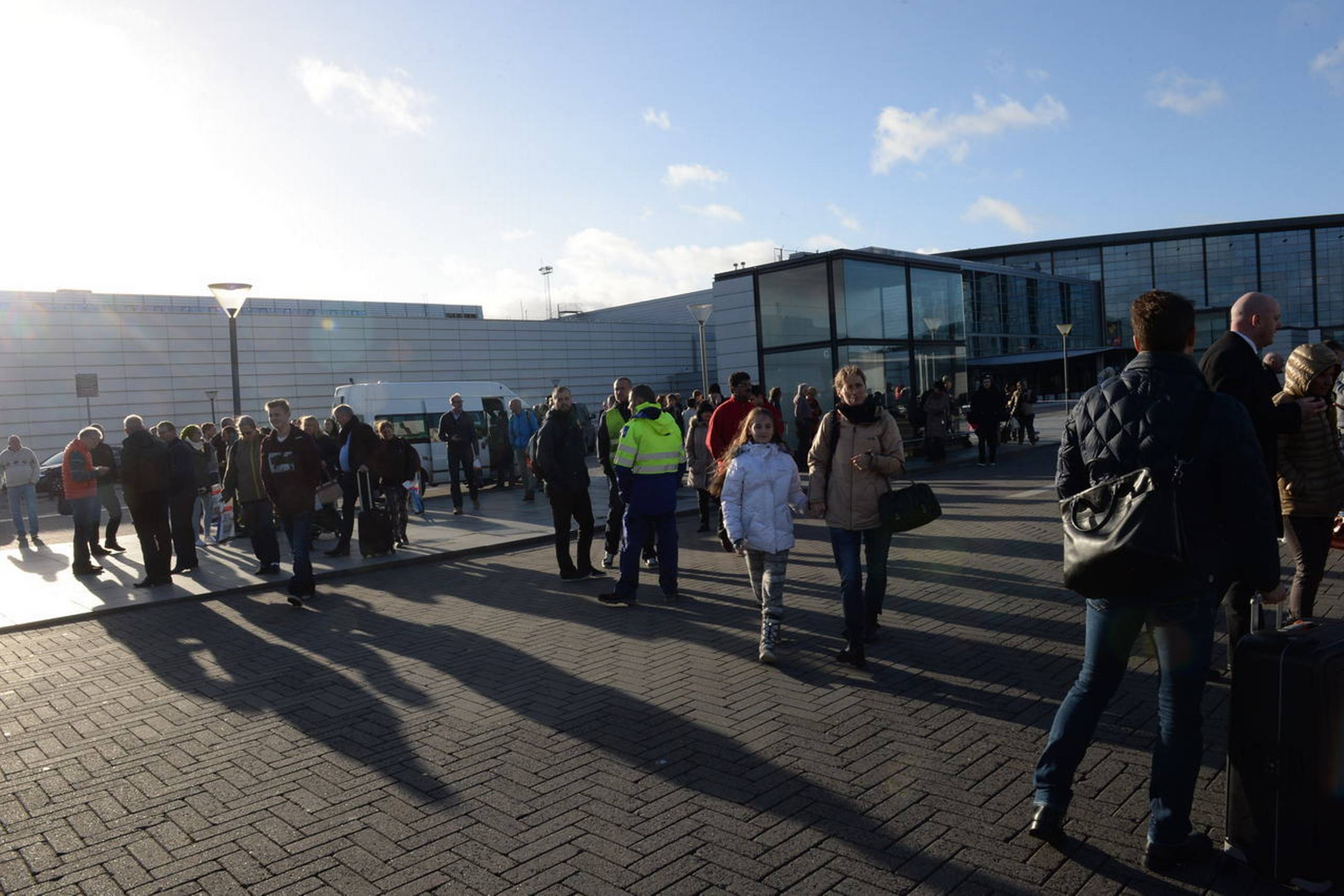 Flere hundrede passagerer og andre ventende måtte rykke ud ui kulden, da Terminal 3 i Københavns Lufthavn blev evakueret omkring kl. 12.30 onsdag.