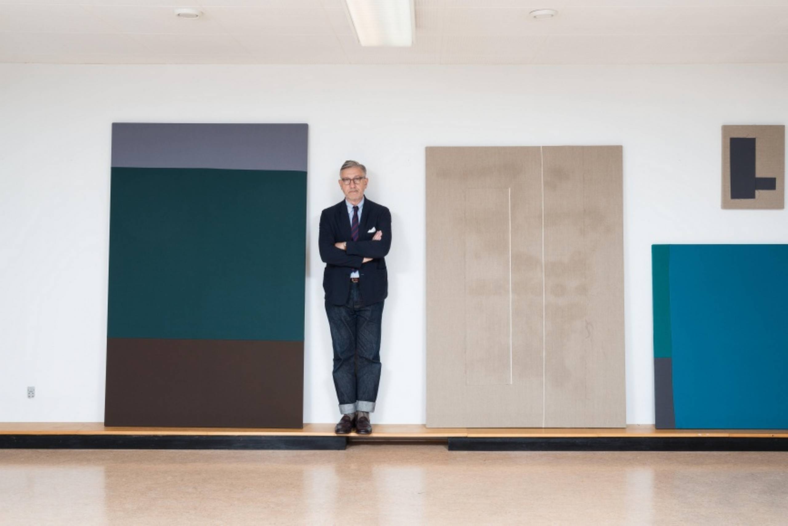 Kunstneren foran sin nyeste billedserie, ”Collided. Stretched fabrics.”, der består af tekstiler som minimalistiske motiver på lærred, med stærk inspiration fra russisk konstruktivisme. FOTO: Kurt Nielsen