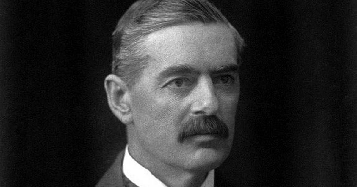 Кеннет чемберлен википедия. Невилл Чемберлен. Neville Chamberlain. Чемберлен Невилл машет бумажкой.