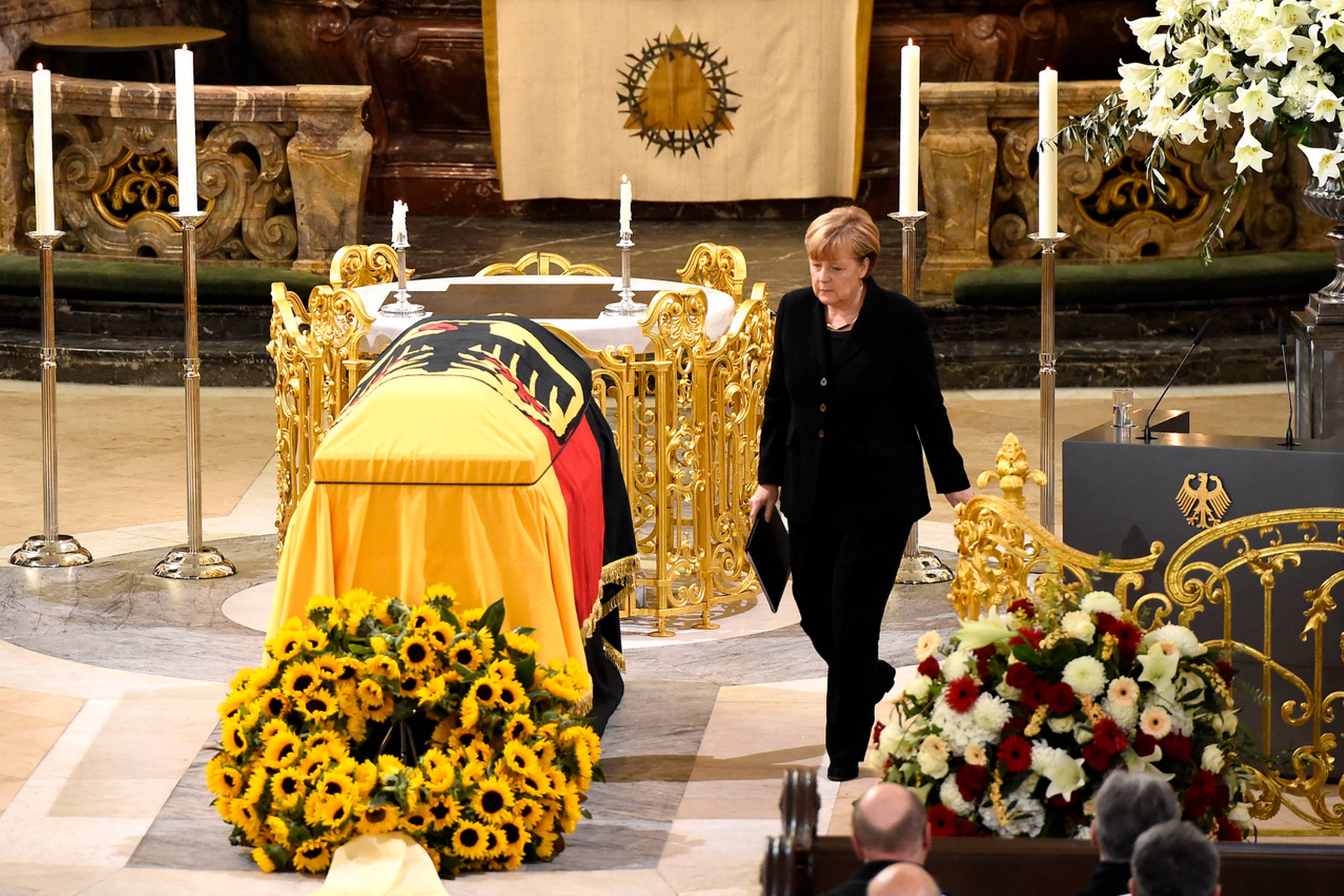 Forbundskansler Angela Merkel tog afsked med tidligere forbundskansler Helmut Schmidt, der døde 10. november i en alder af 96 år.