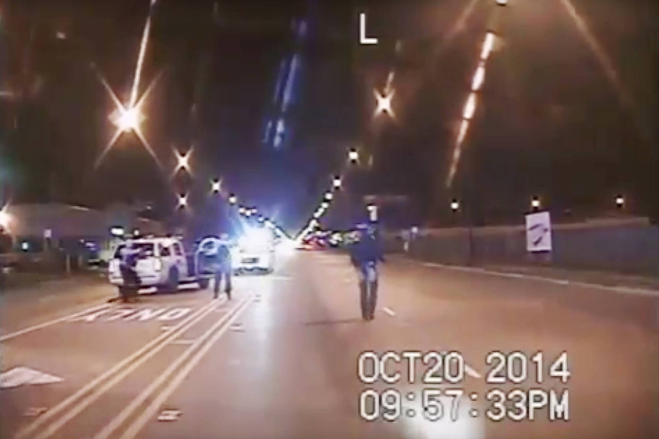 Dette billede fra et kamera i en bil viser den 37-årige, hvide betjent Jason Van Dyke sigte på den 17-årige Laquan McDonald som kort efter blev dræbt af 16 skud. Alle skud affyret af den 37-årige betjent, der nu er sigtet for drab. 